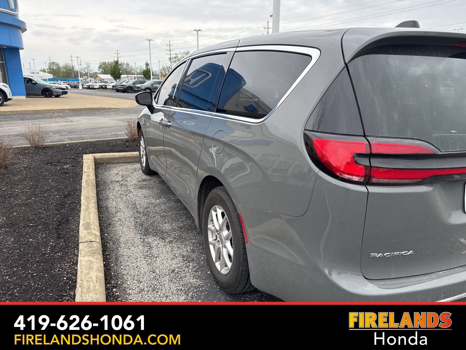 Used 2023 Chrysler Pacifica Touring-L image 4