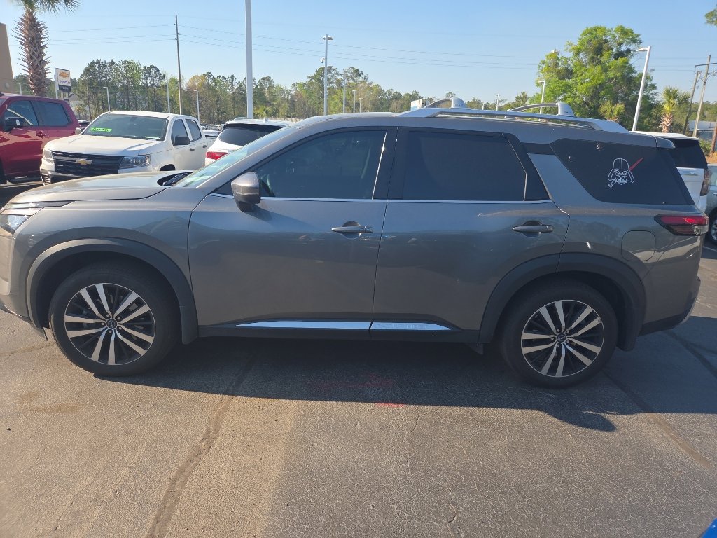 Used 2025 Nissan Pathfinder Platinum image 3