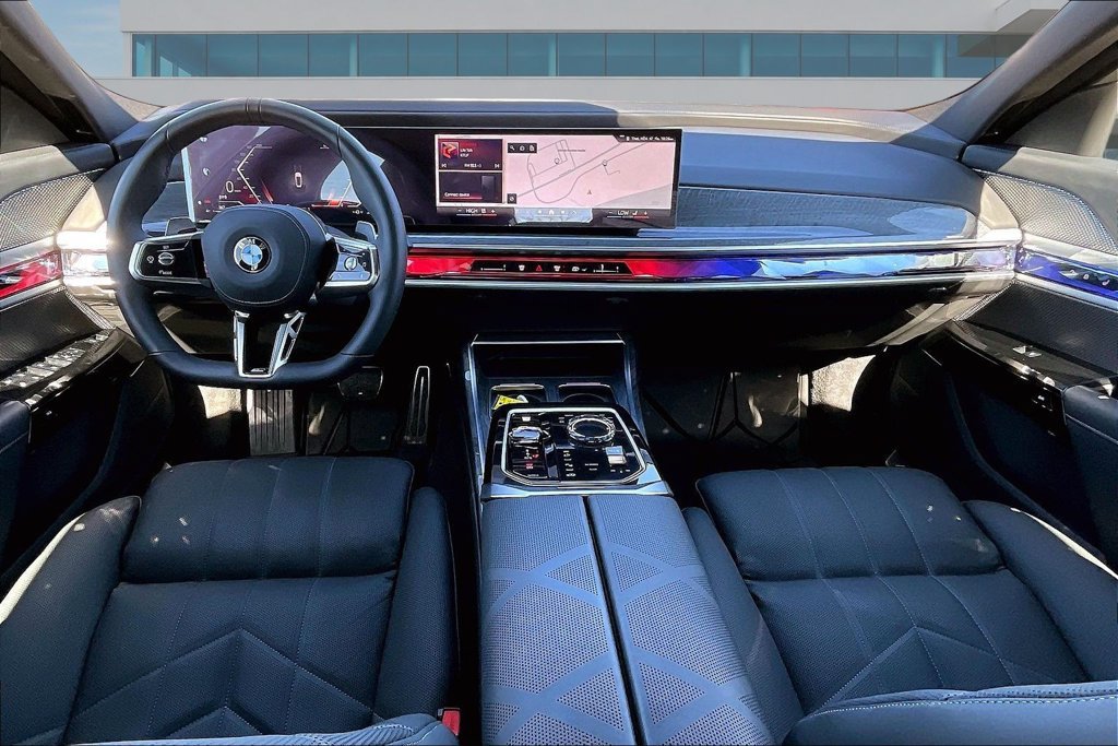Used 2025 BMW 760i xDrive w/ Premium Package AWD/4WD image 7