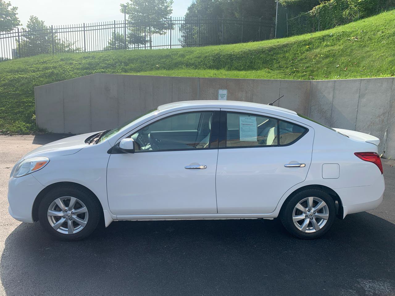 Used 2014 Nissan Versa SV w/ Convenience Package FWD image 2