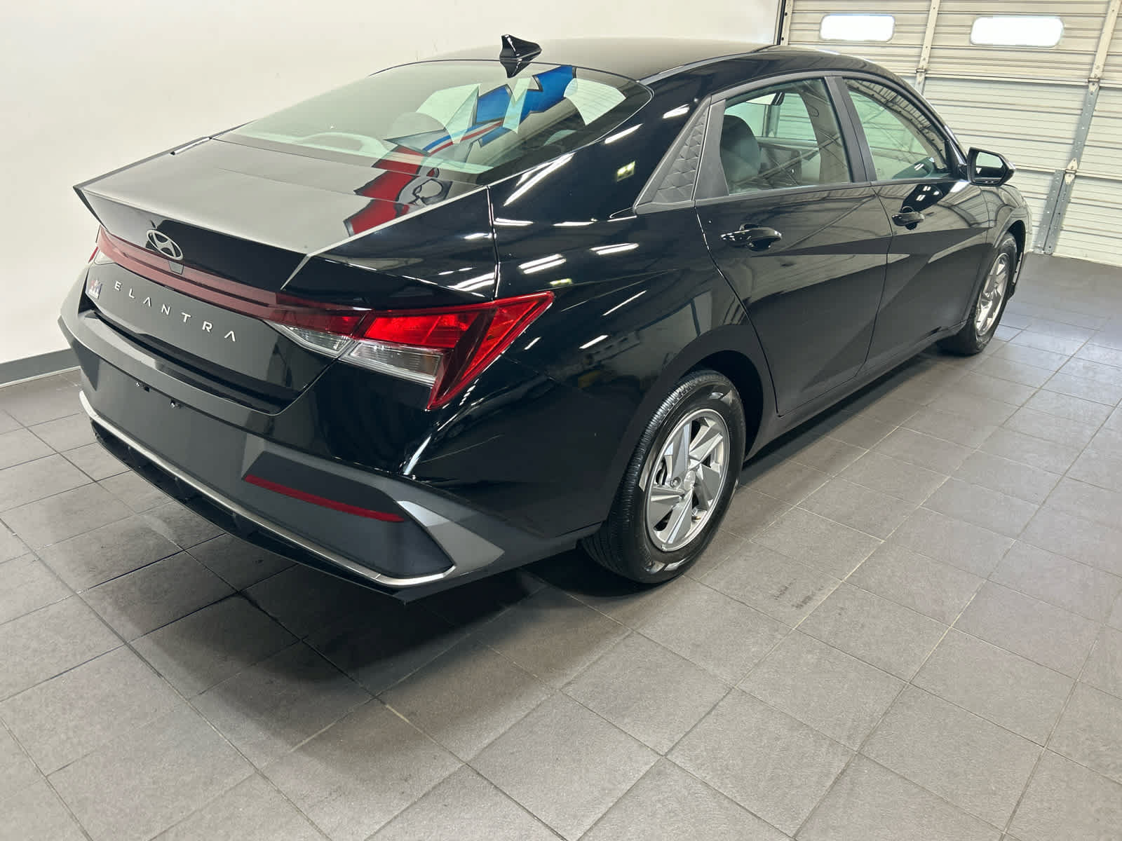 Used 2025 Hyundai Elantra SE FWD image 3