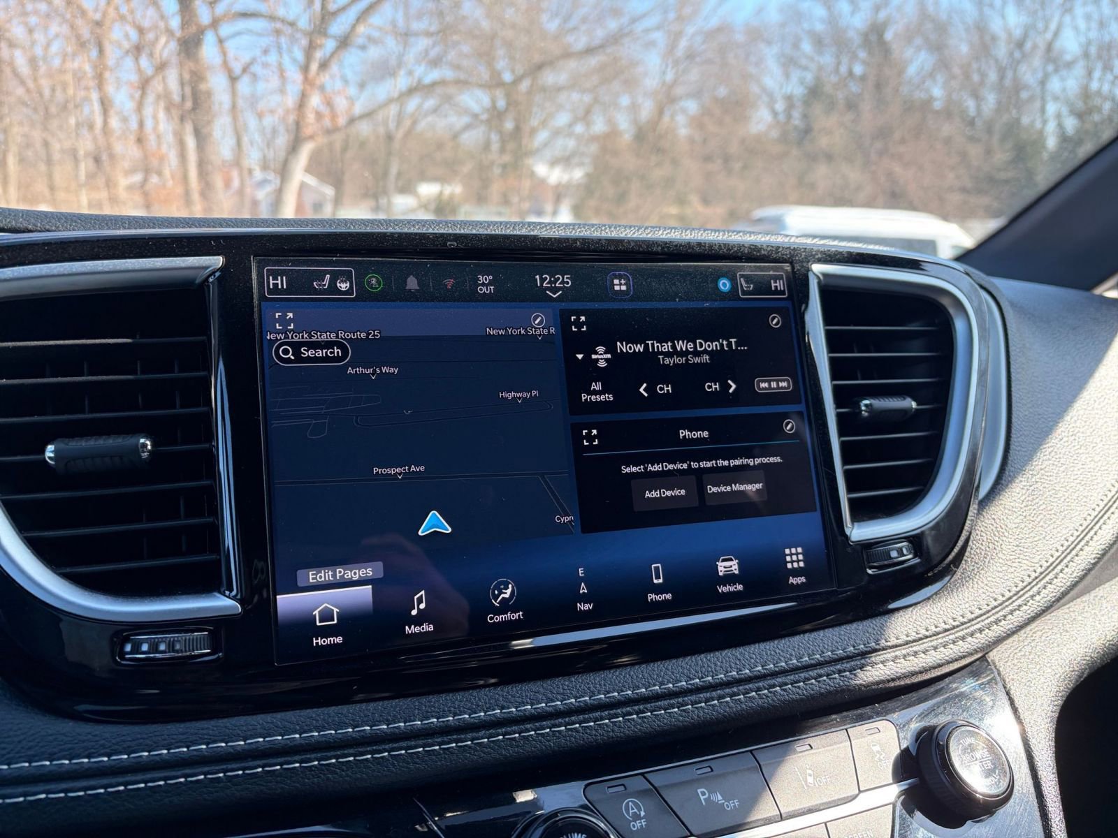 Used 2025 Chrysler Pacifica Limited image 21