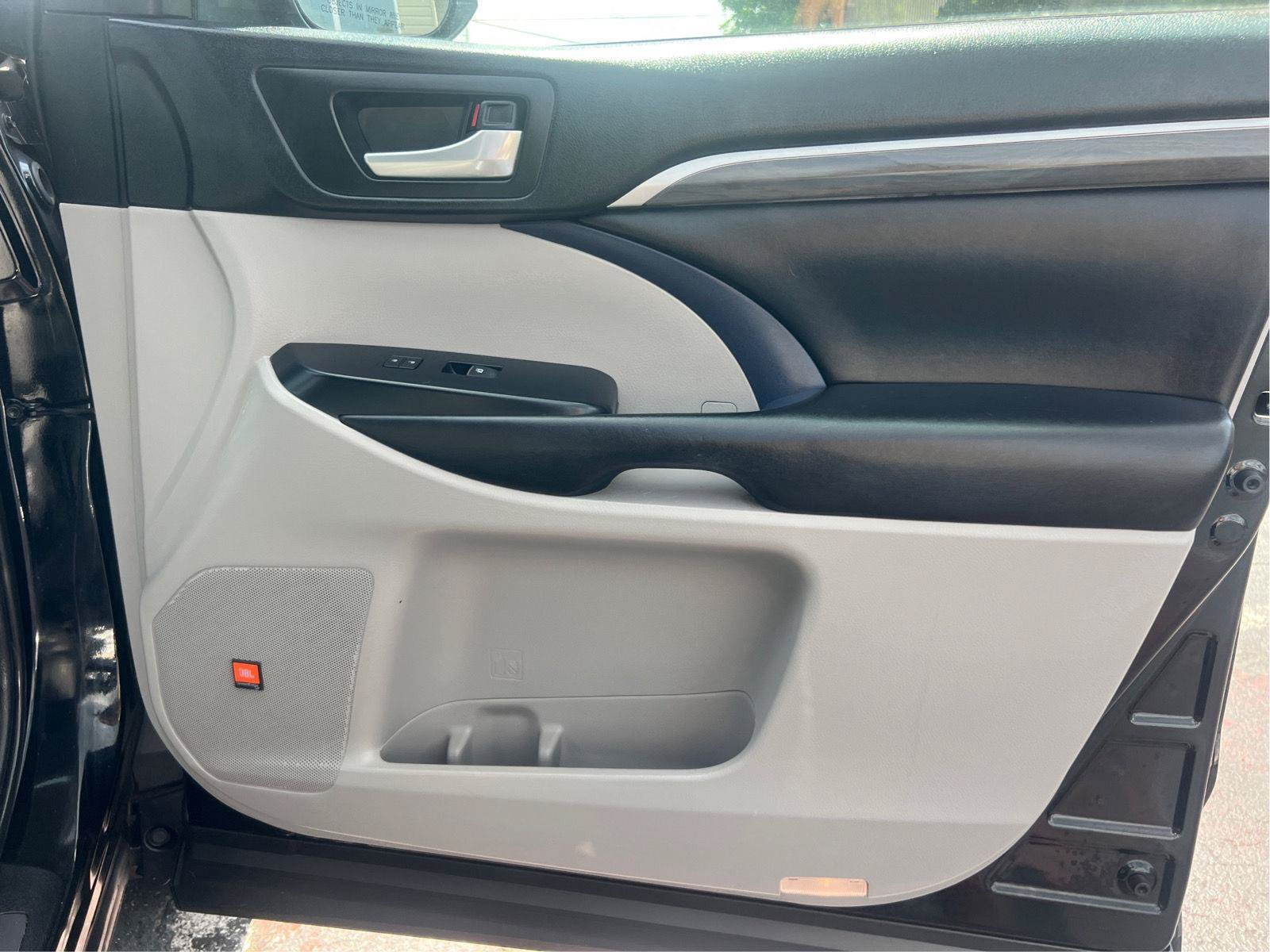 Used 2019 Toyota Highlander Limited AWD/4WD image 16