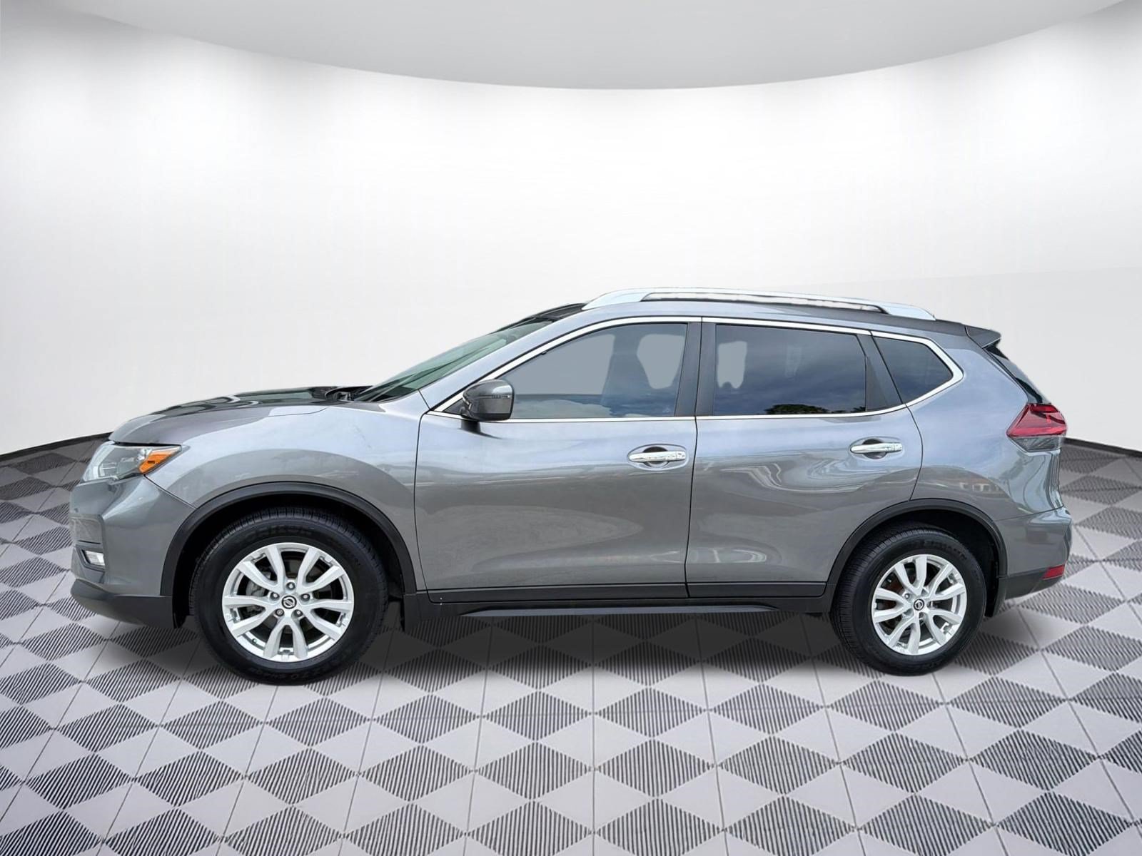 Used 2018 Nissan Rogue SV FWD image 2