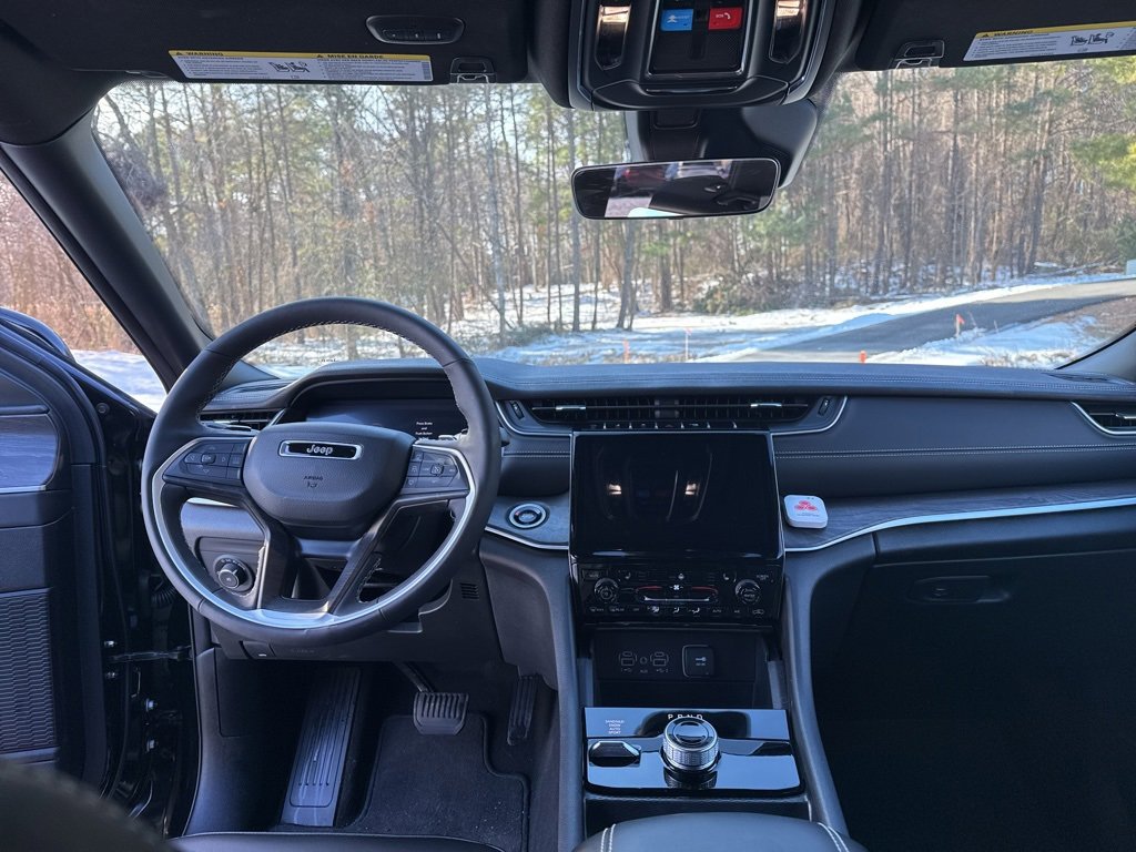 Used 2025 Jeep Grand Cherokee Limited image 11