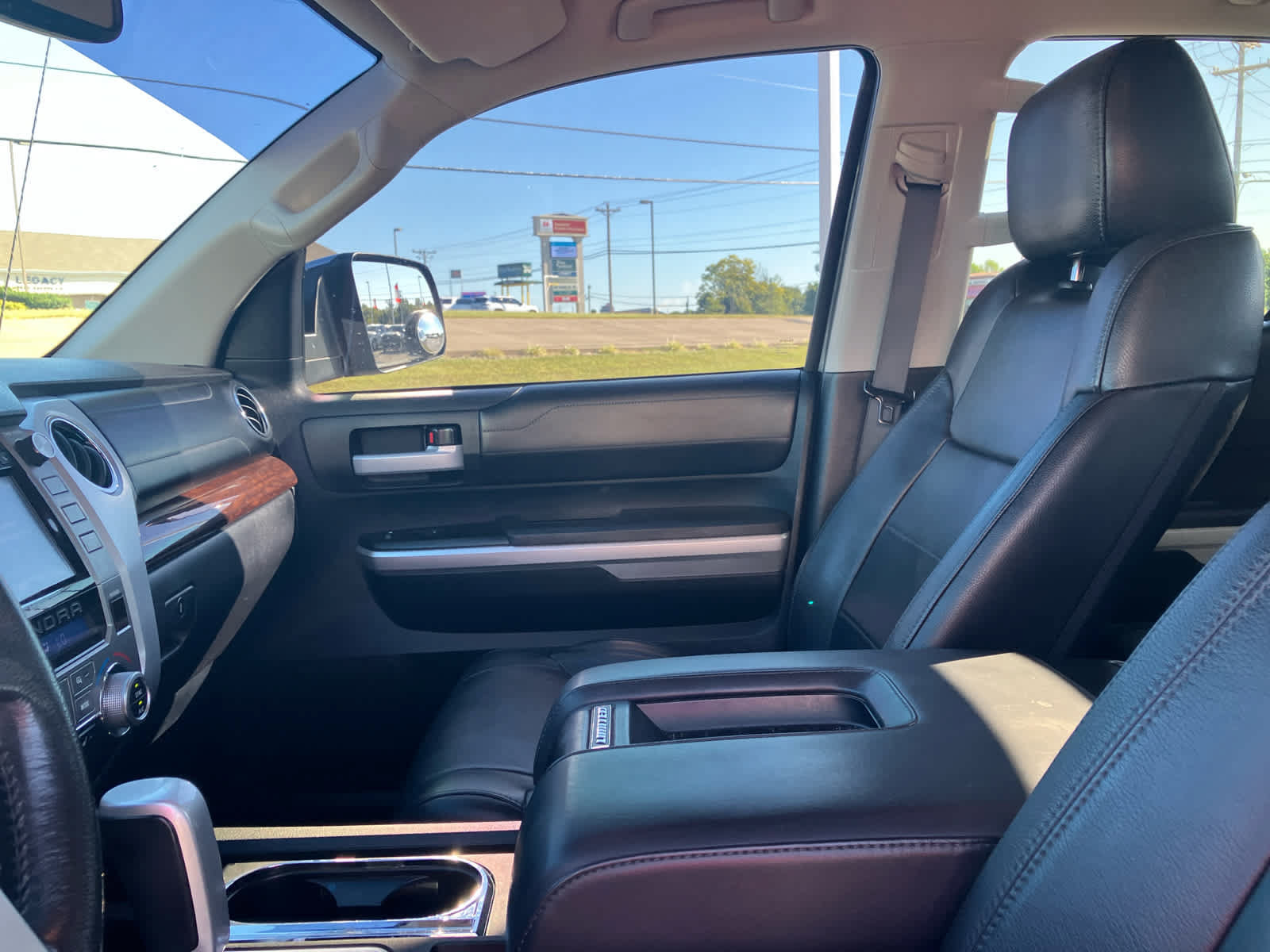 Used 2014 Toyota Tundra Limited w/ Limited Premium Package AWD/4WD image 10