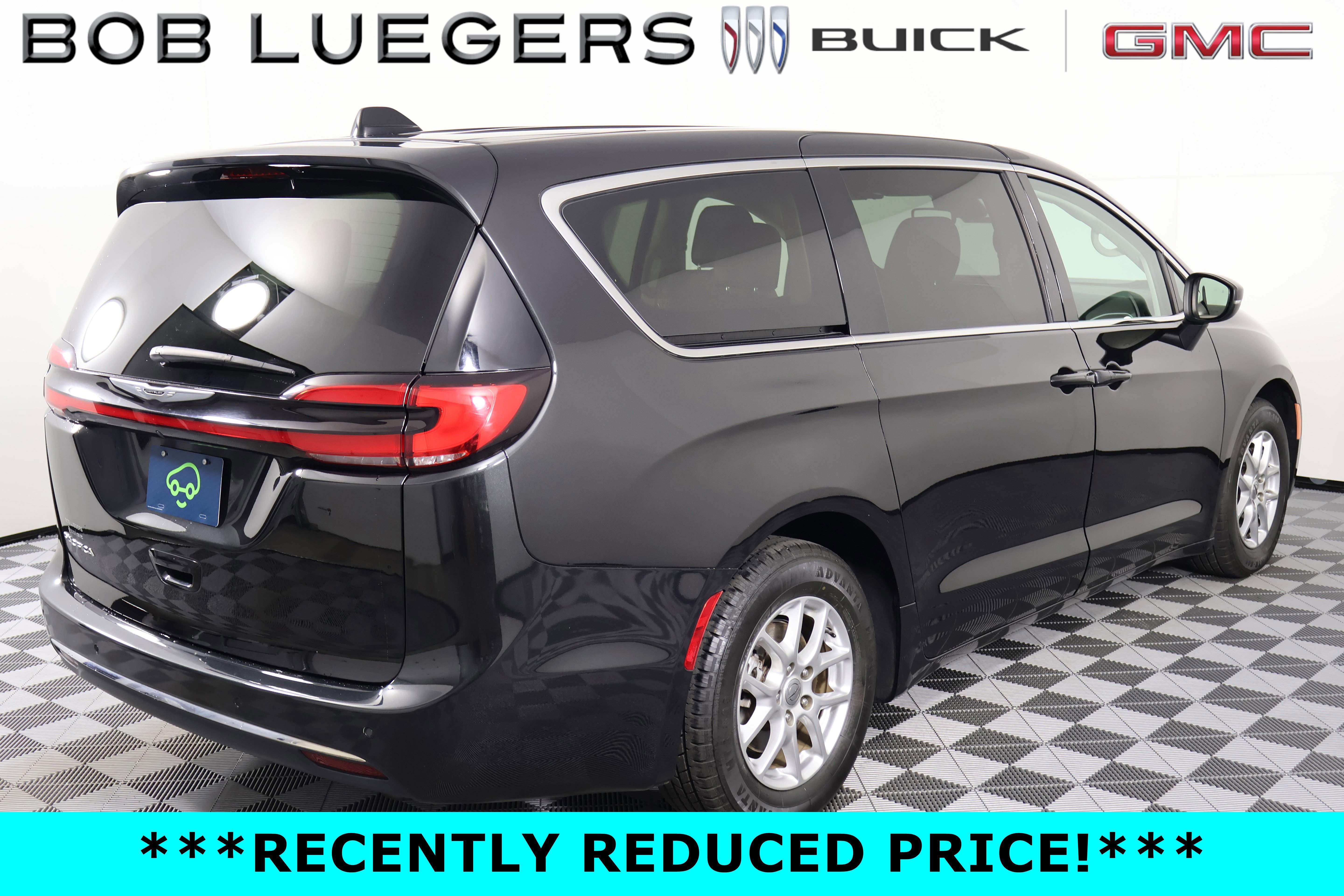 Used 2023 Chrysler Pacifica Touring-L FWD image 5