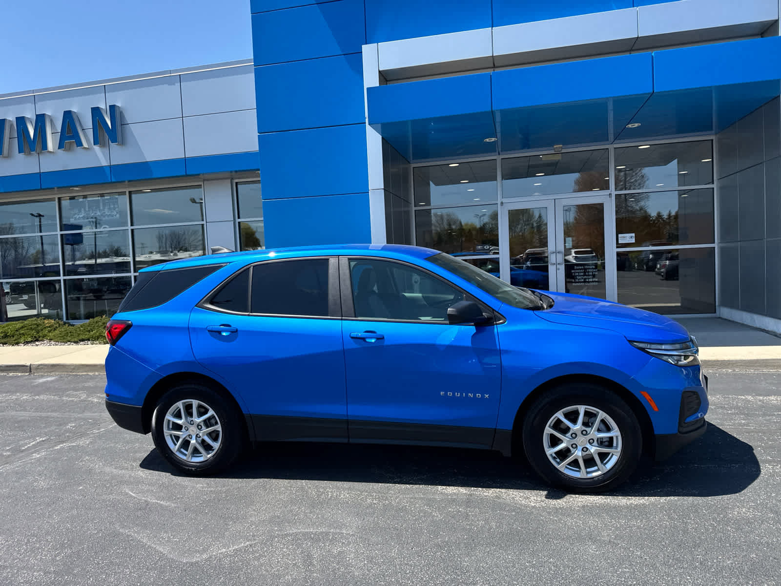 Used 2024 Chevrolet Equinox LS w/ LS Convenience Package image 2