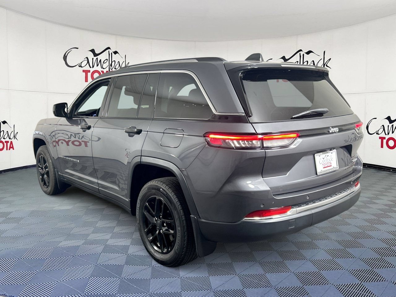 Used 2023 Jeep Grand Cherokee Laredo X RWD image 5