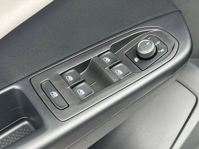 New 2025 Volkswagen Taos SE image 13