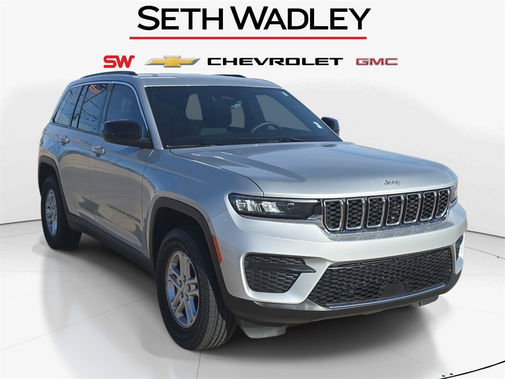 Used 2025 Jeep Grand Cherokee Laredo w/ Luxury Tech Group I image 3