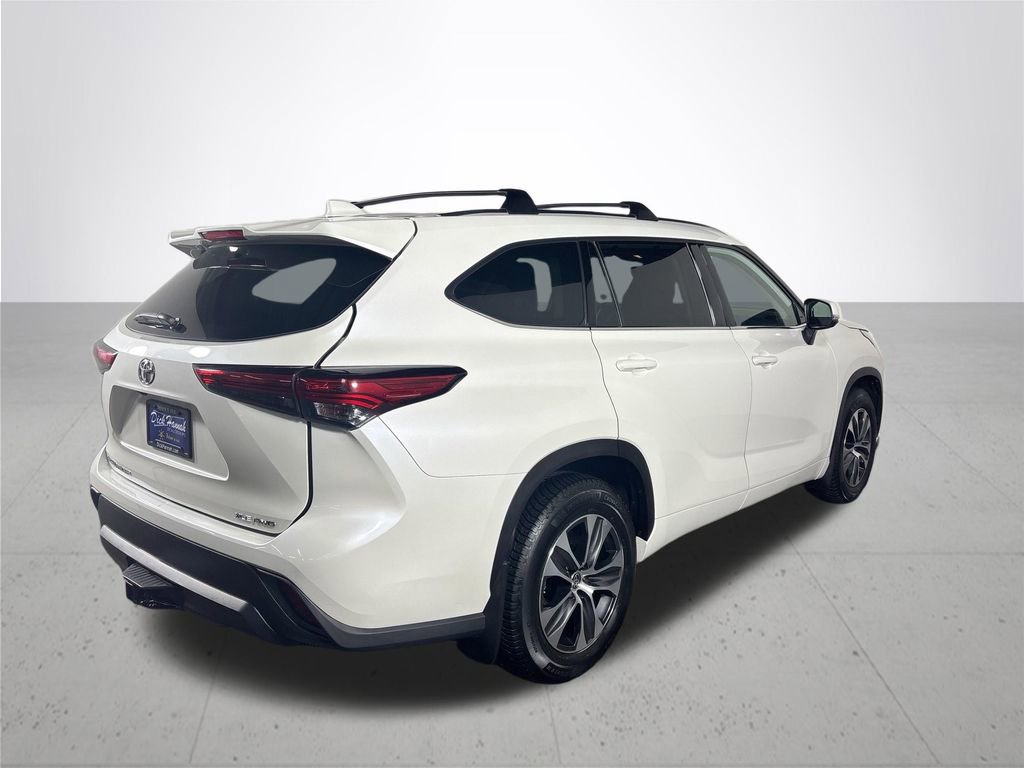 Used 2021 Toyota Highlander XLE AWD/4WD image 6