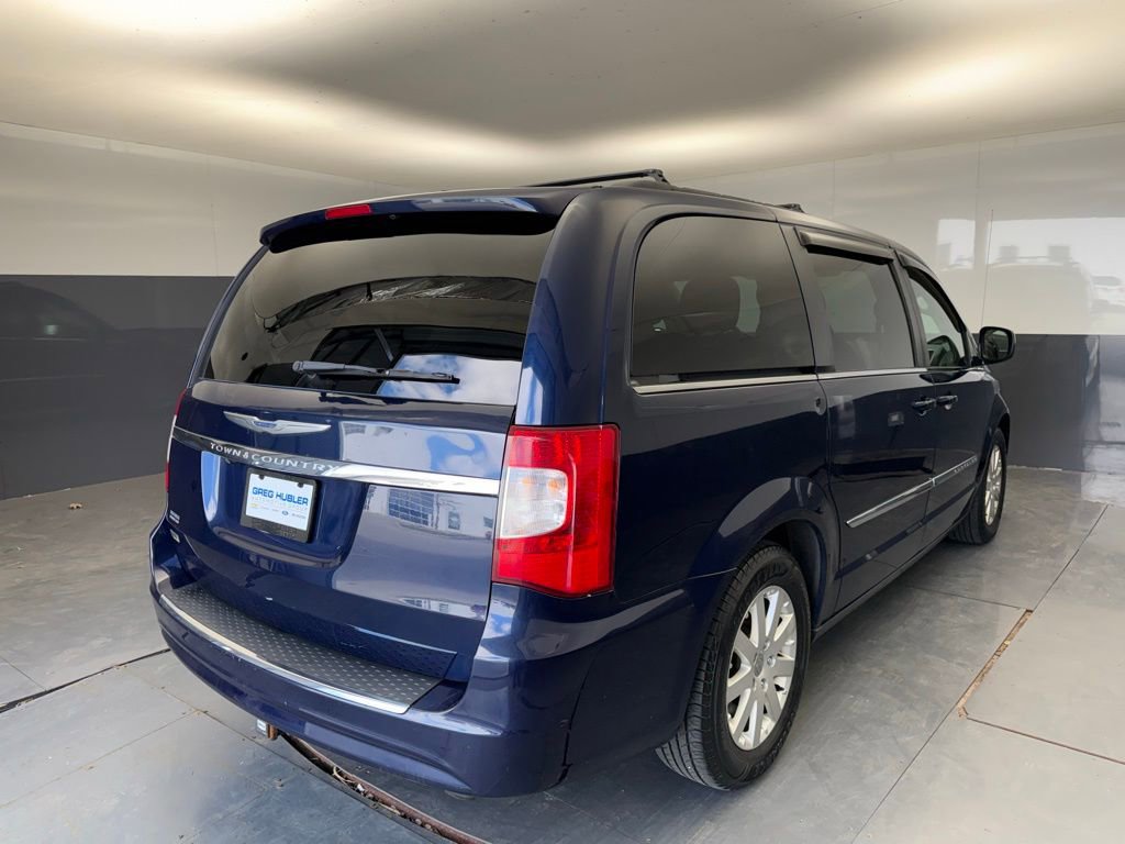 Used 2014 Chrysler Town & Country Touring image 12