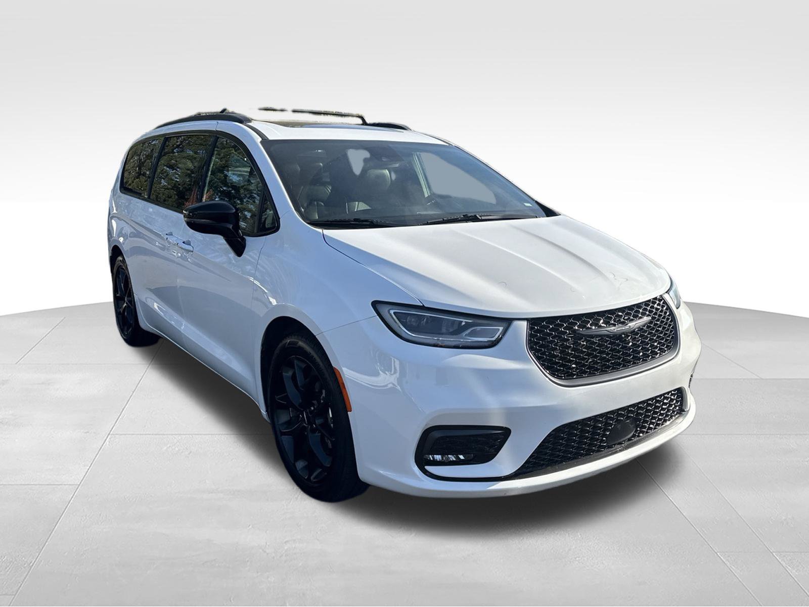 Used 2025 Chrysler Pacifica Limited FWD image 3