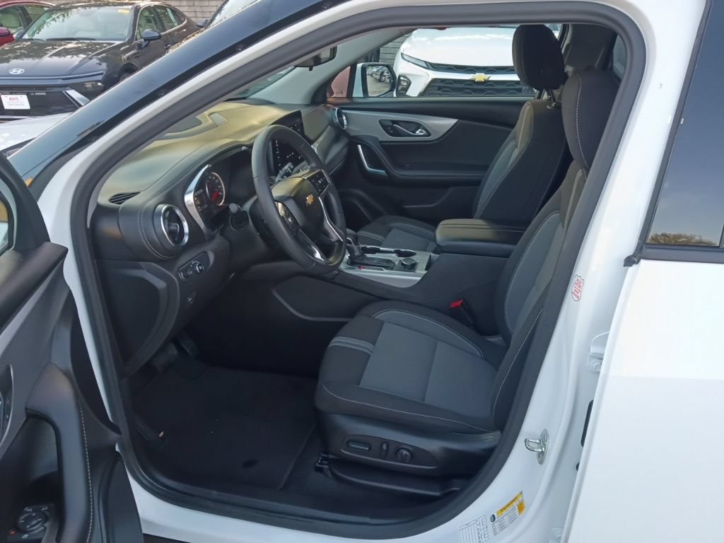 Used 2025 Chevrolet Blazer LT AWD/4WD image 4