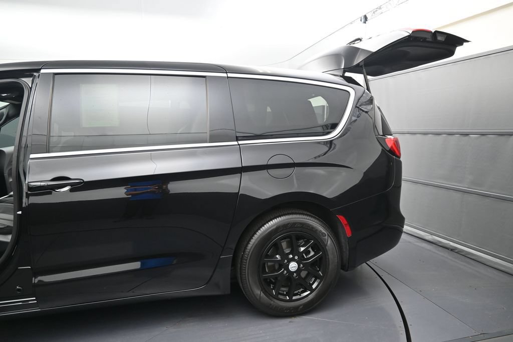 Used 2026 Chrysler Voyager LX FWD image 14