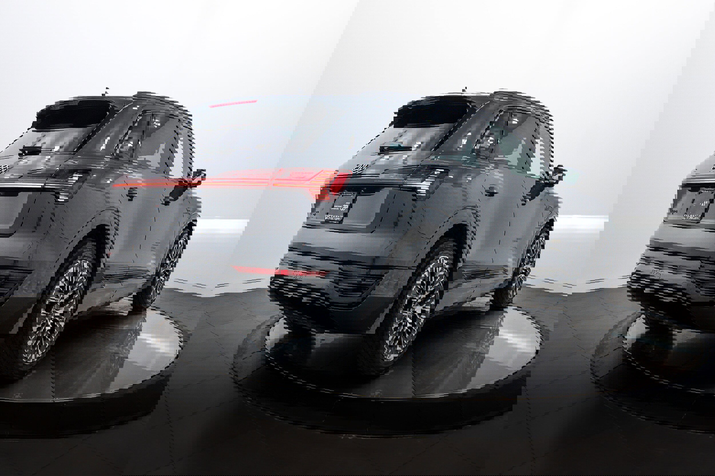 Certified 2024 Audi Q8 e-tron Prestige image 4