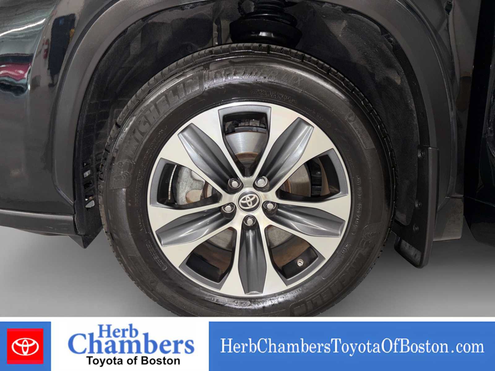 Used 2024 Toyota Highlander XLE AWD/4WD image 9