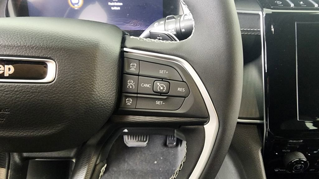 New 2025 Jeep Grand Cherokee Laredo w/ Luxury Tech Group I image 16