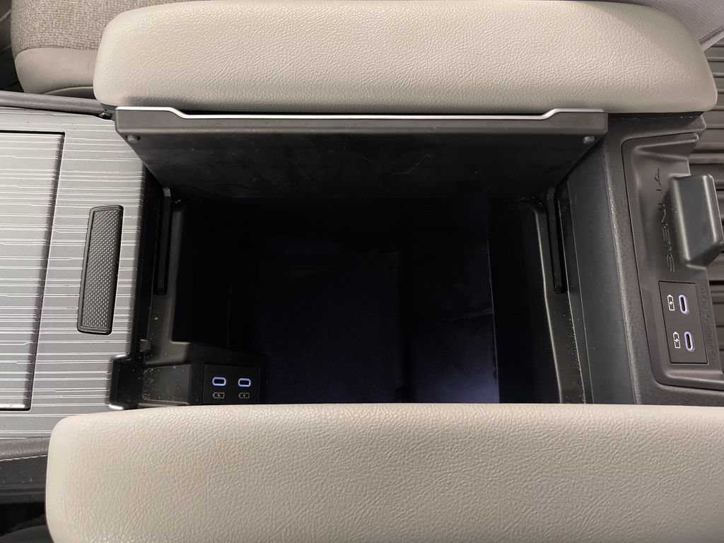 Used 2025 Toyota Sienna LE w/ LE Plus Package FWD image 25