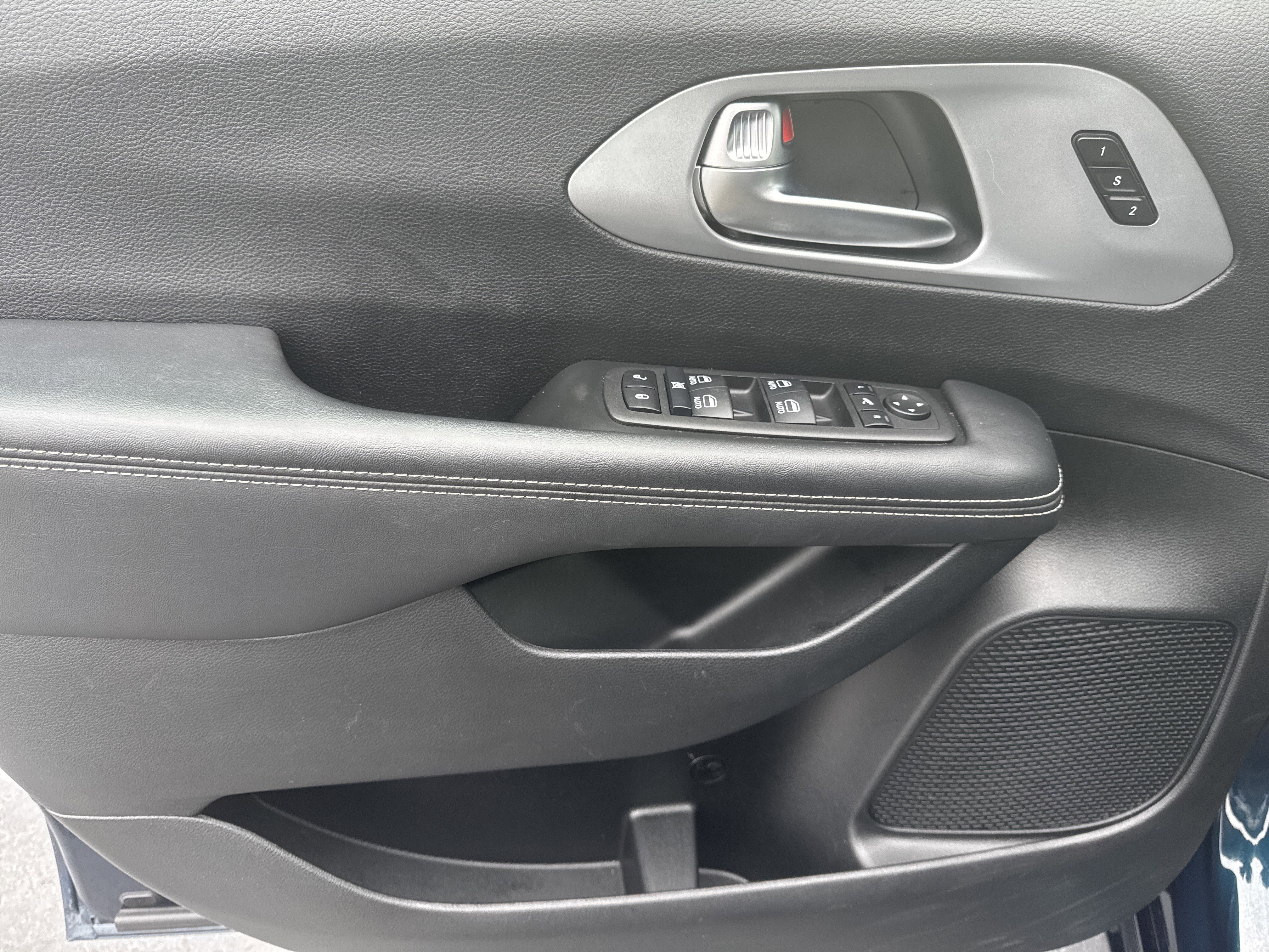 Used 2025 Chrysler Pacifica Limited image 10