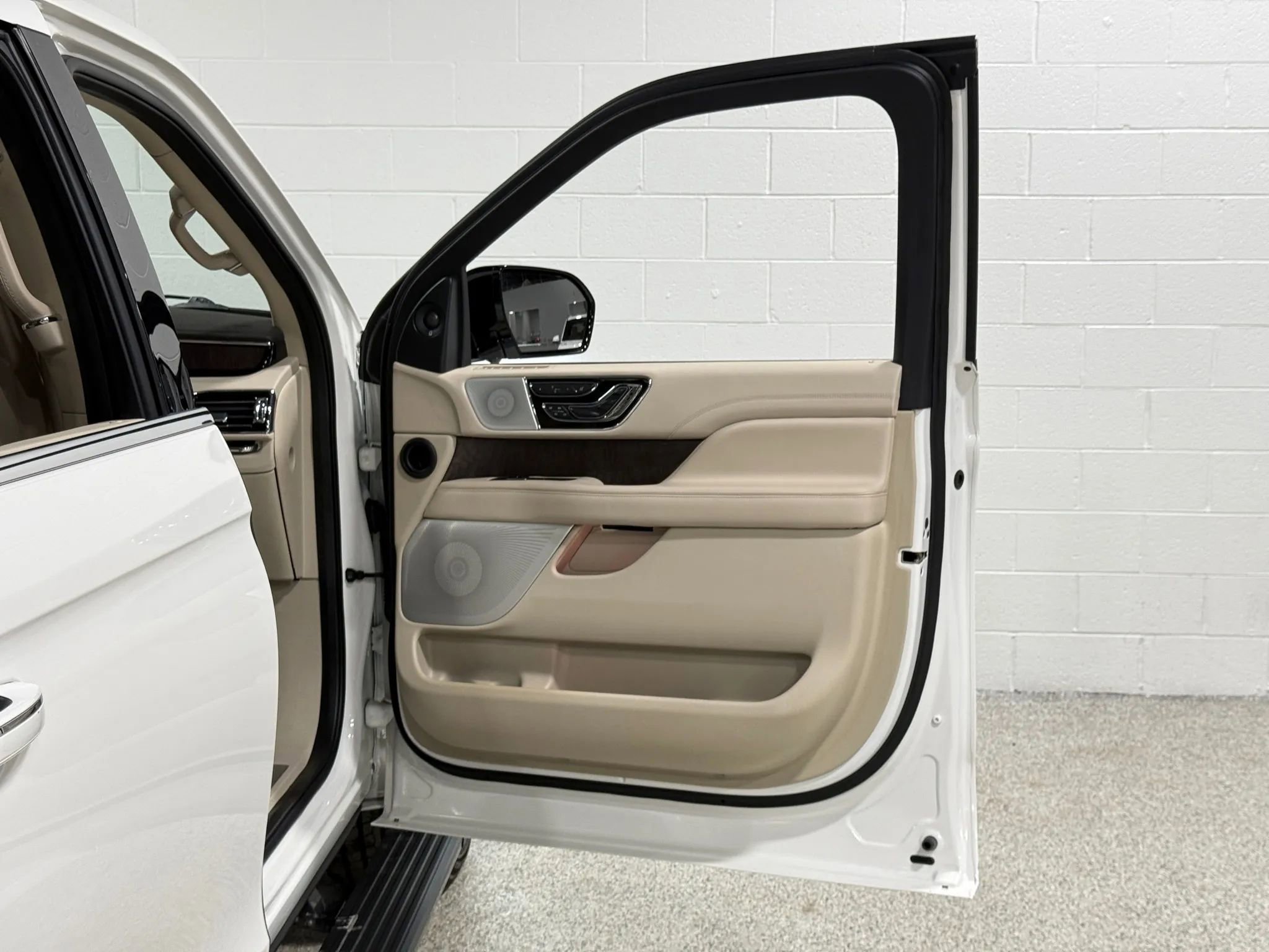 Used 2020 Lincoln Navigator Reserve w/ Luxury Package image 46