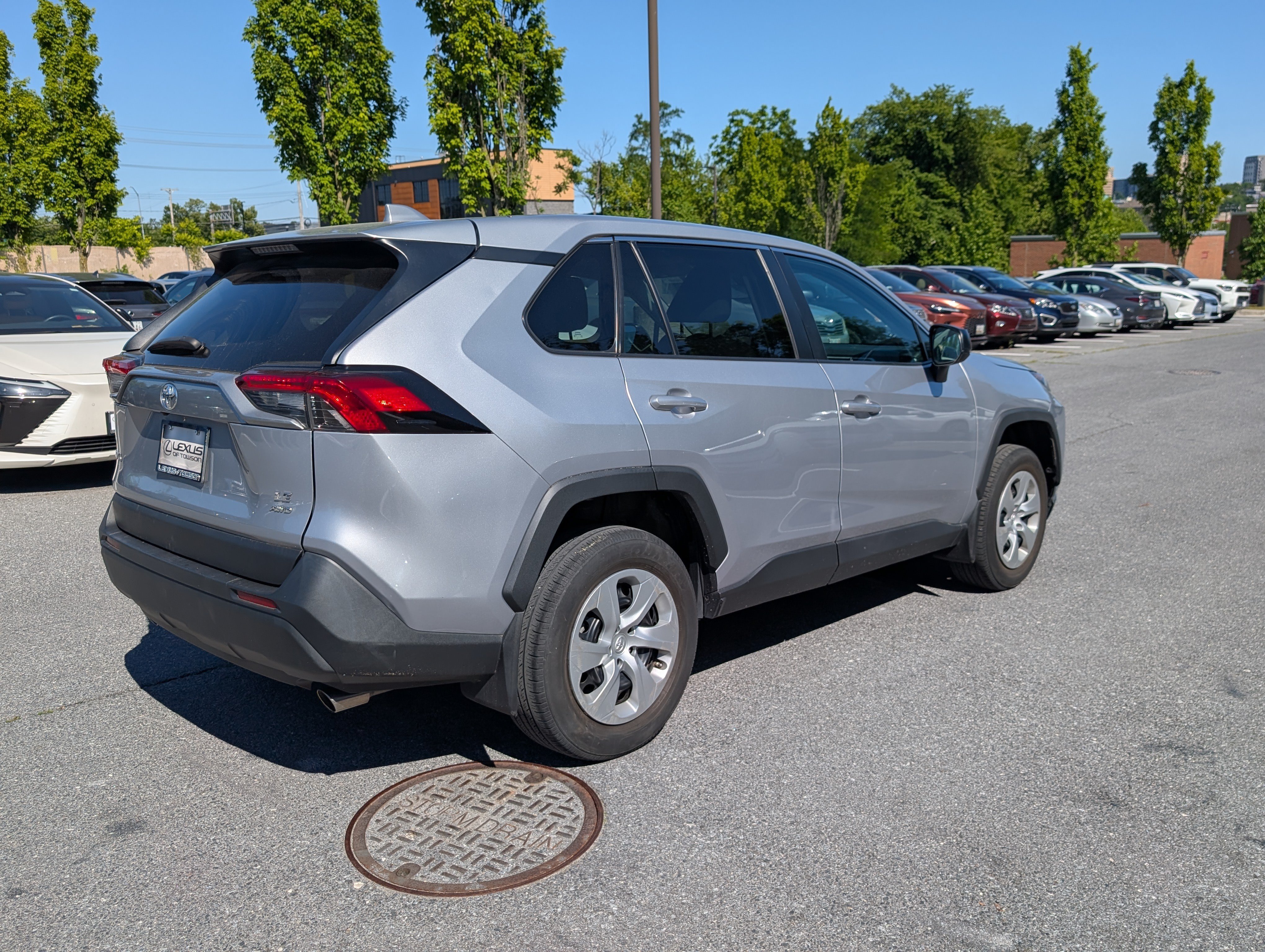 Used 2022 Toyota RAV4 LE AWD/4WD image 3