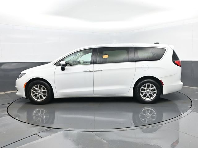 Used 2022 Chrysler Voyager LX image 5