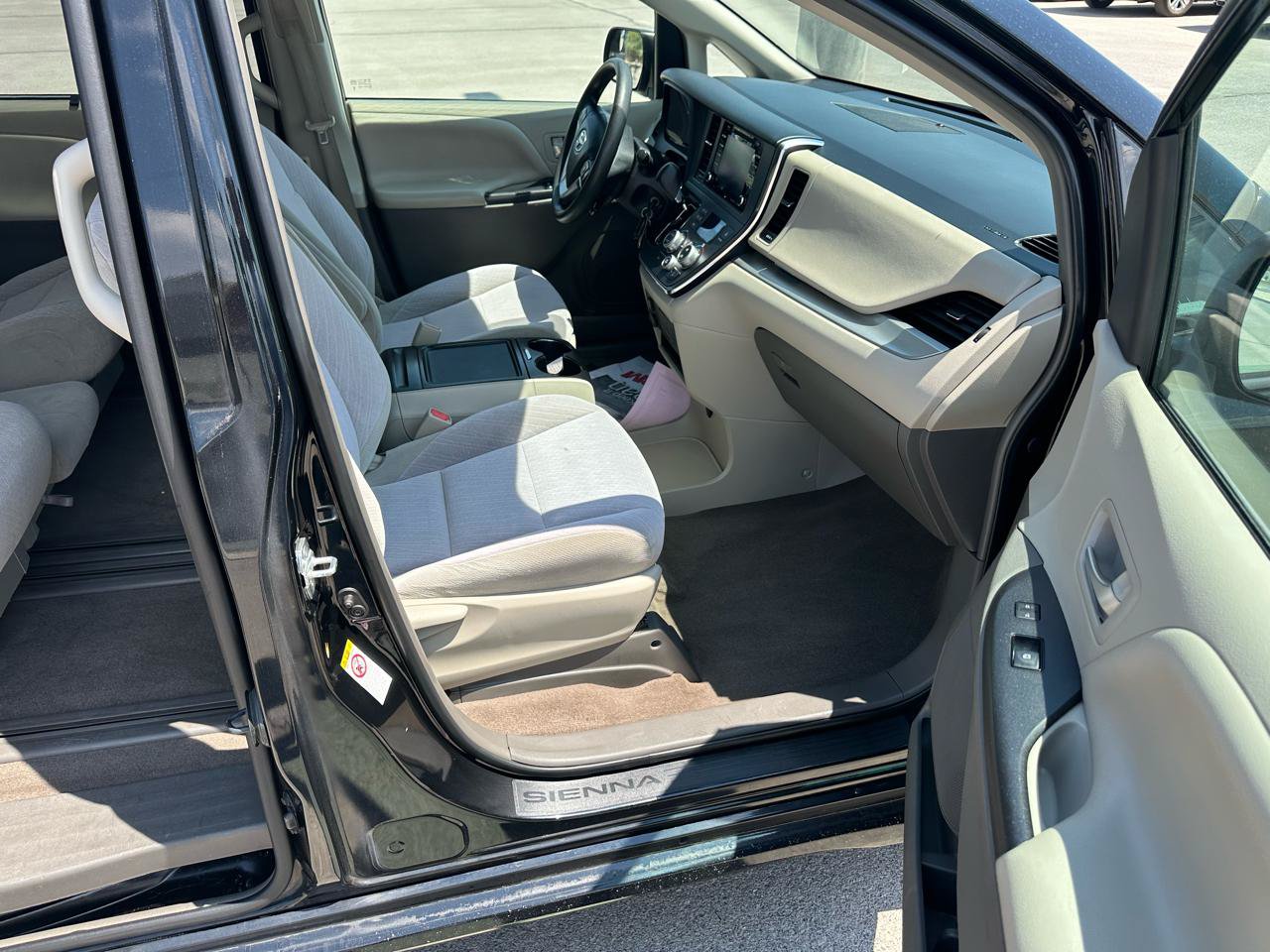 Used 2018 Toyota Sienna LE w/ Protection Package FWD image 9