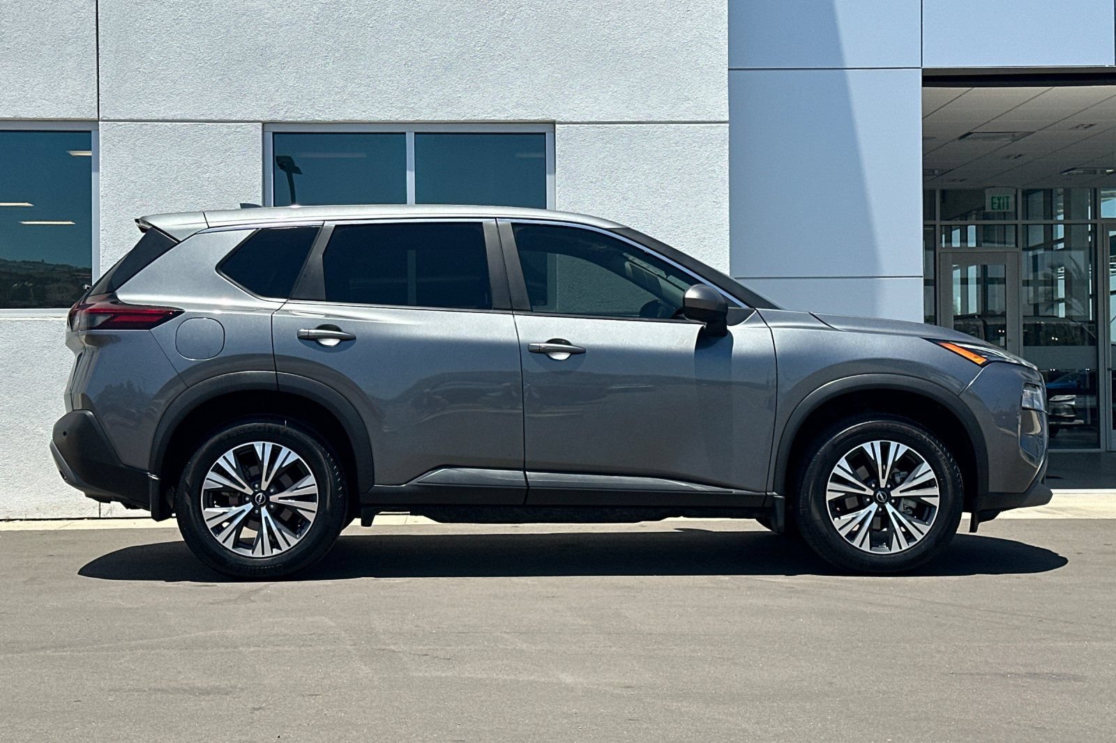 Used 2023 Nissan Rogue SV FWD image 3