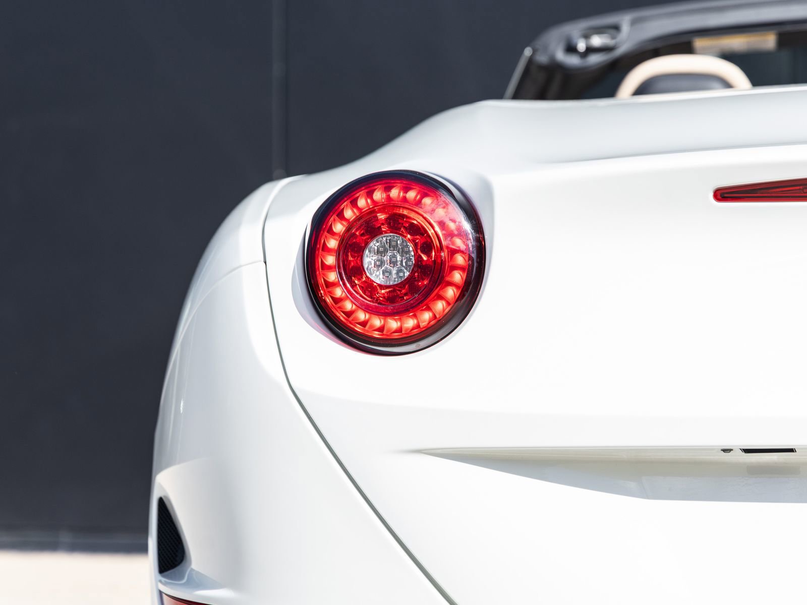 Used 2015 Ferrari California T RWD image 12