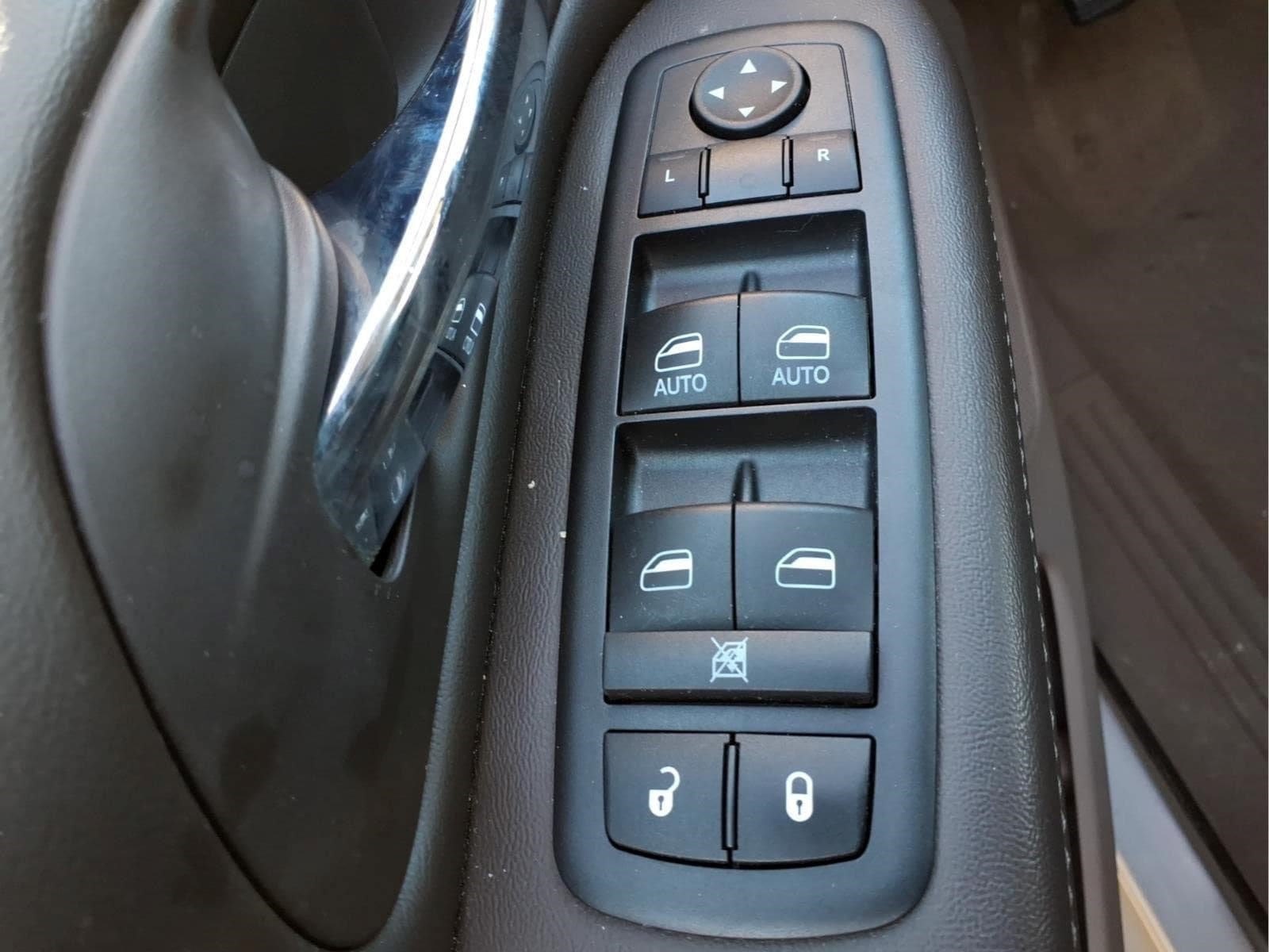 Used 2013 Chrysler Town & Country Touring-L w/ Driver Convenience Group FWD image 19