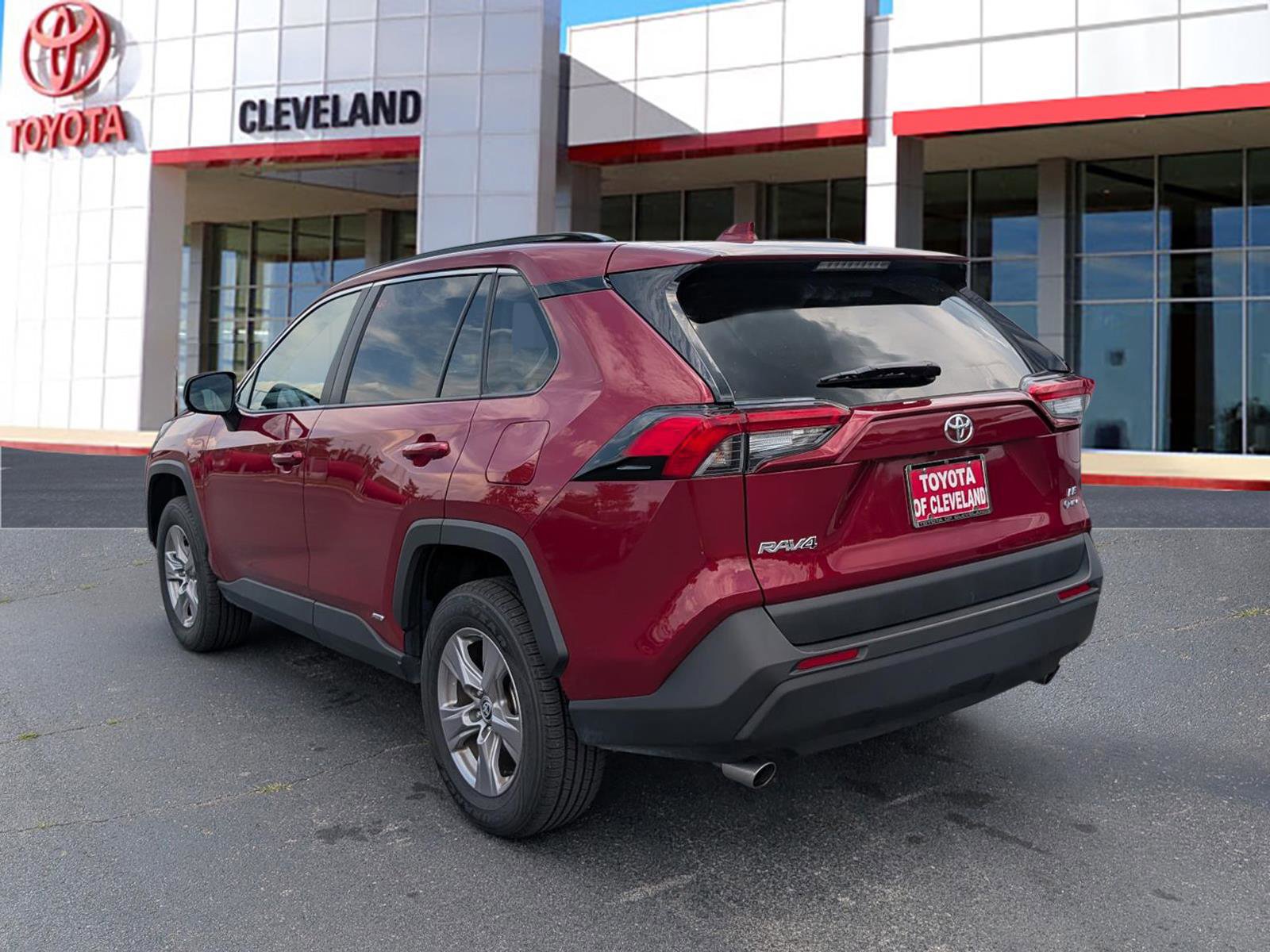 Used 2025 Toyota RAV4 LE AWD/4WD image 4