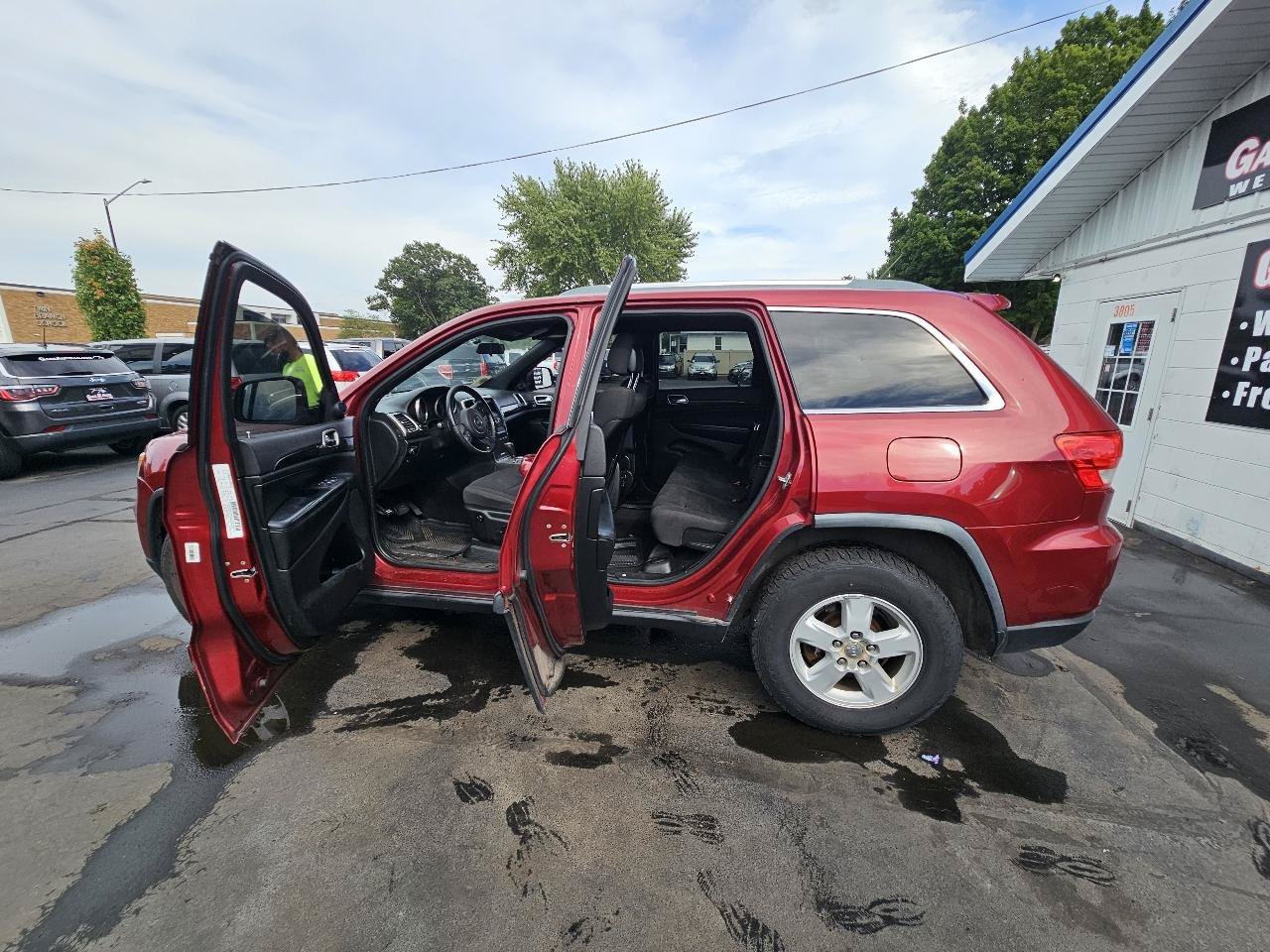 Used 2012 Jeep Grand Cherokee Laredo w/ Laredo E Group AWD/4WD image 23