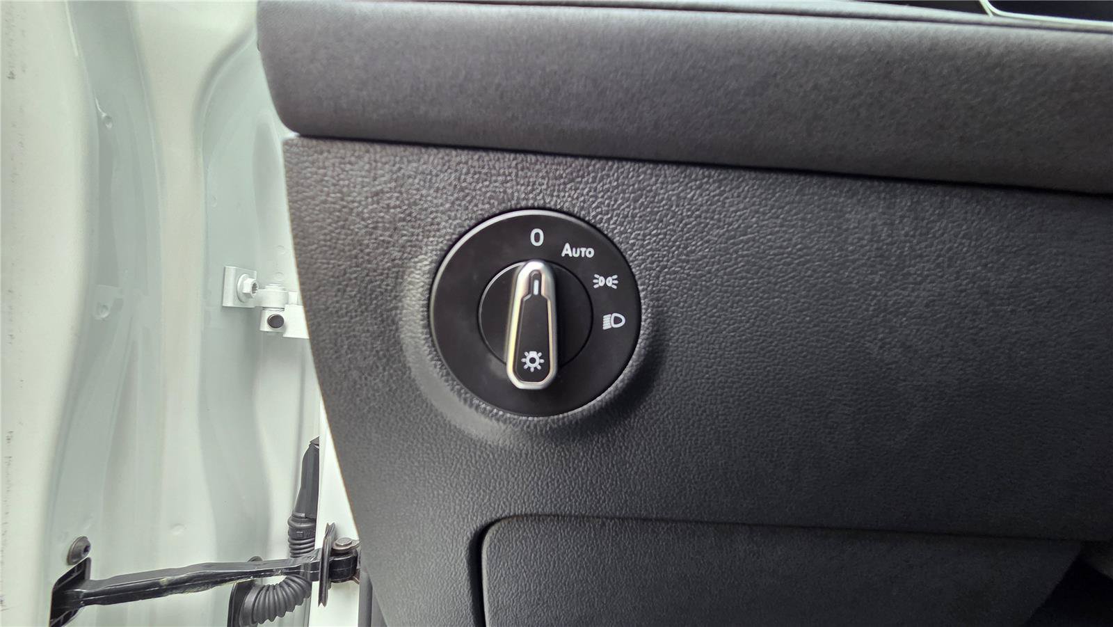 Certified 2025 Volkswagen Taos SE AWD/4WD image 17