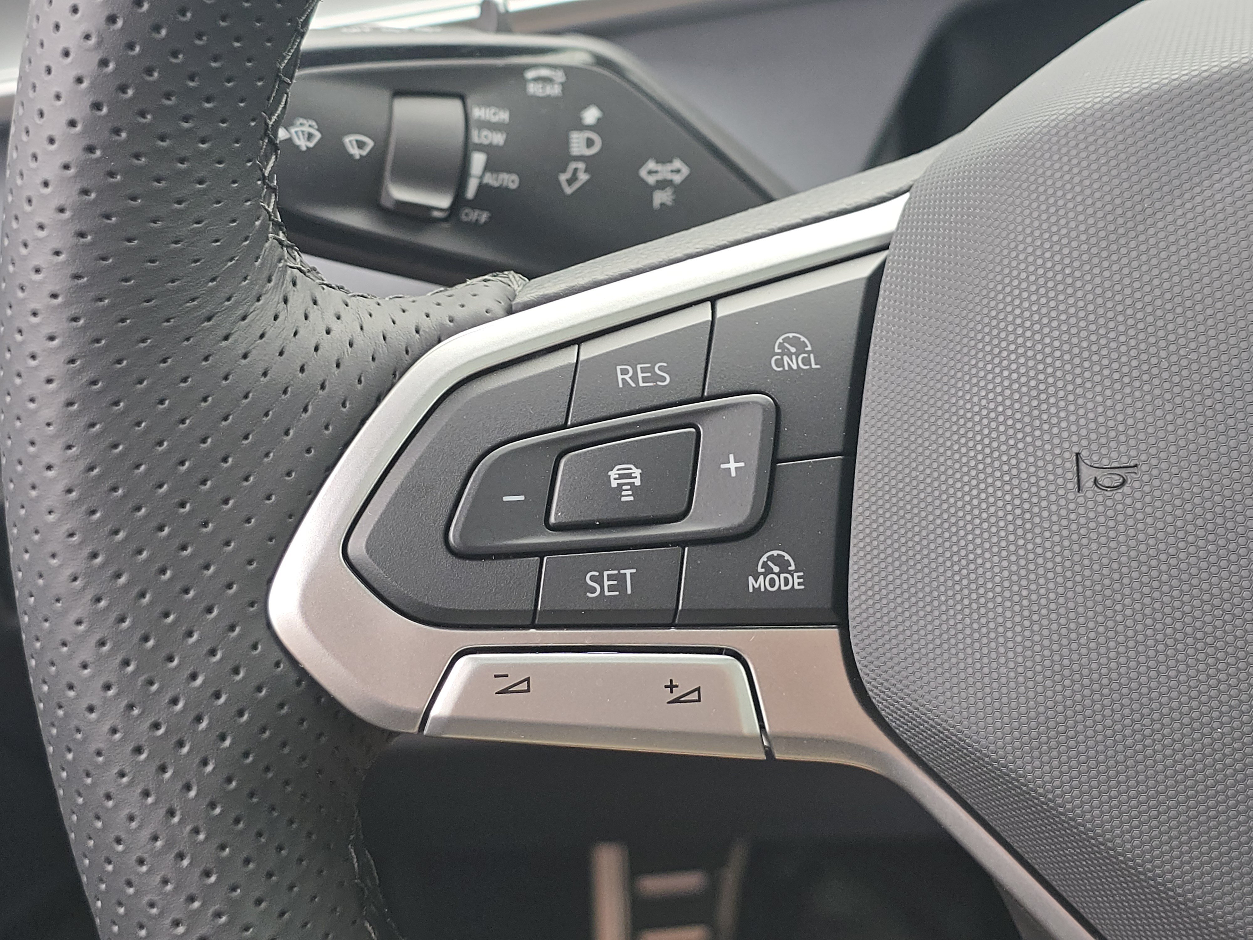 New 2026 Volkswagen Tiguan SE R-Line AWD/4WD image 25
