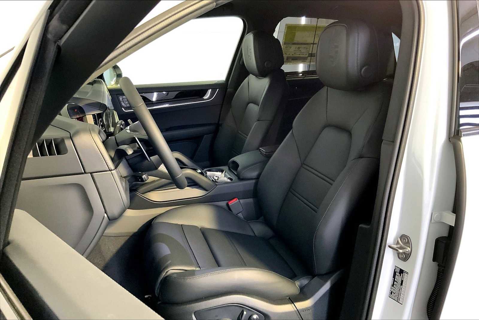 Certified 2025 Porsche Cayenne Turbo image 4