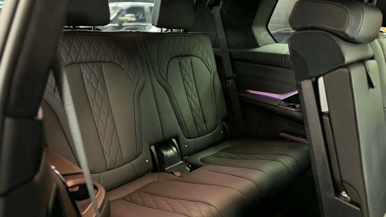 Used 2022 BMW X7 xDrive40i w/ M Sport Package AWD/4WD image 15