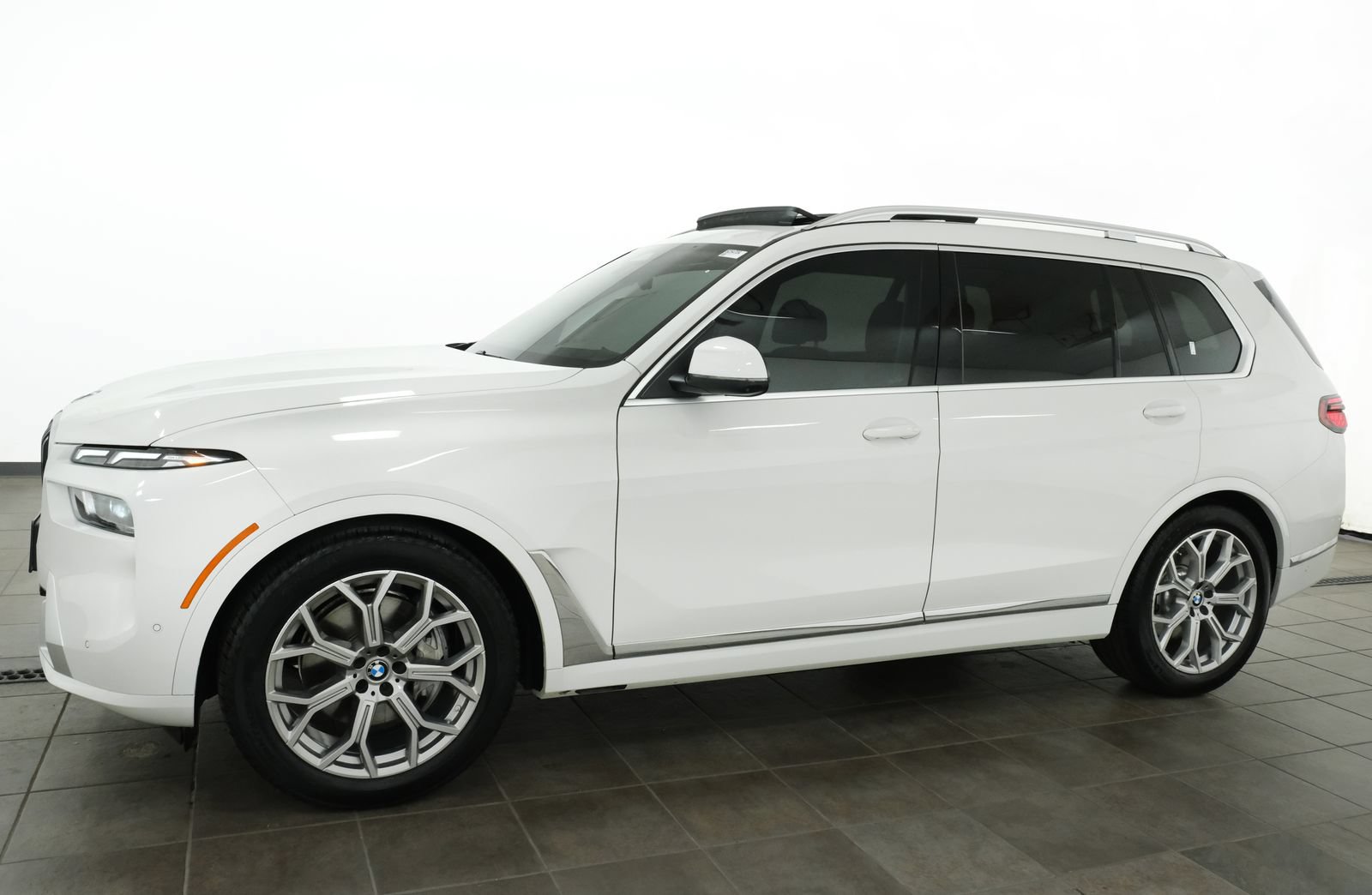 Used 2024 BMW X7 xDrive40i w/ Premium Package AWD/4WD image 2