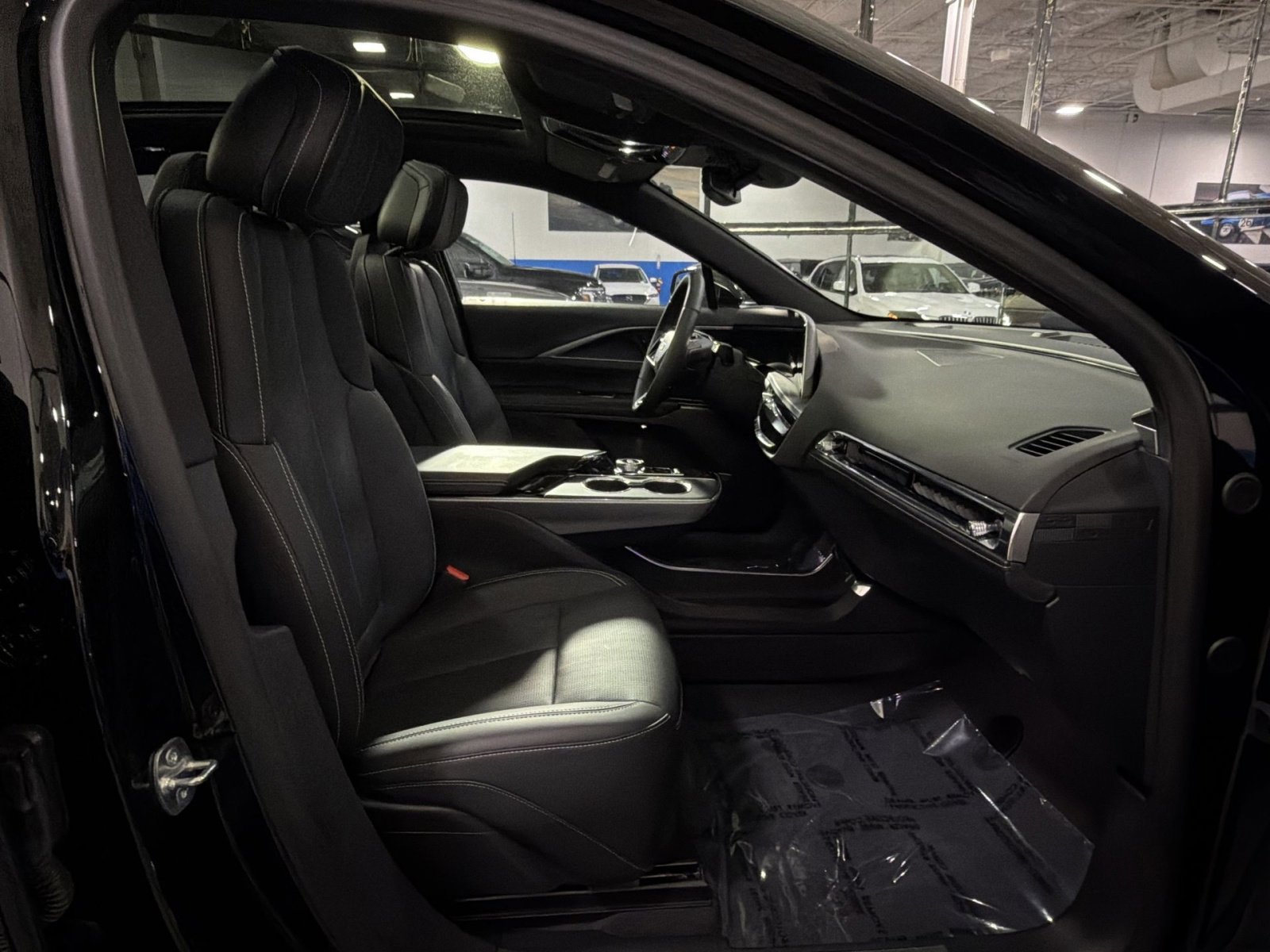 Used 2025 Cadillac Lyriq Luxury w/ LPO, Floor Liner Package AWD/4WD image 30