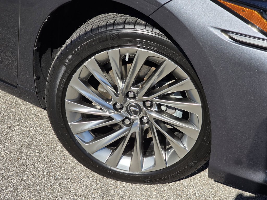Certified 2022 Lexus ES 300h Ultra Luxury w/ Accessory Package 2 FWD image 8