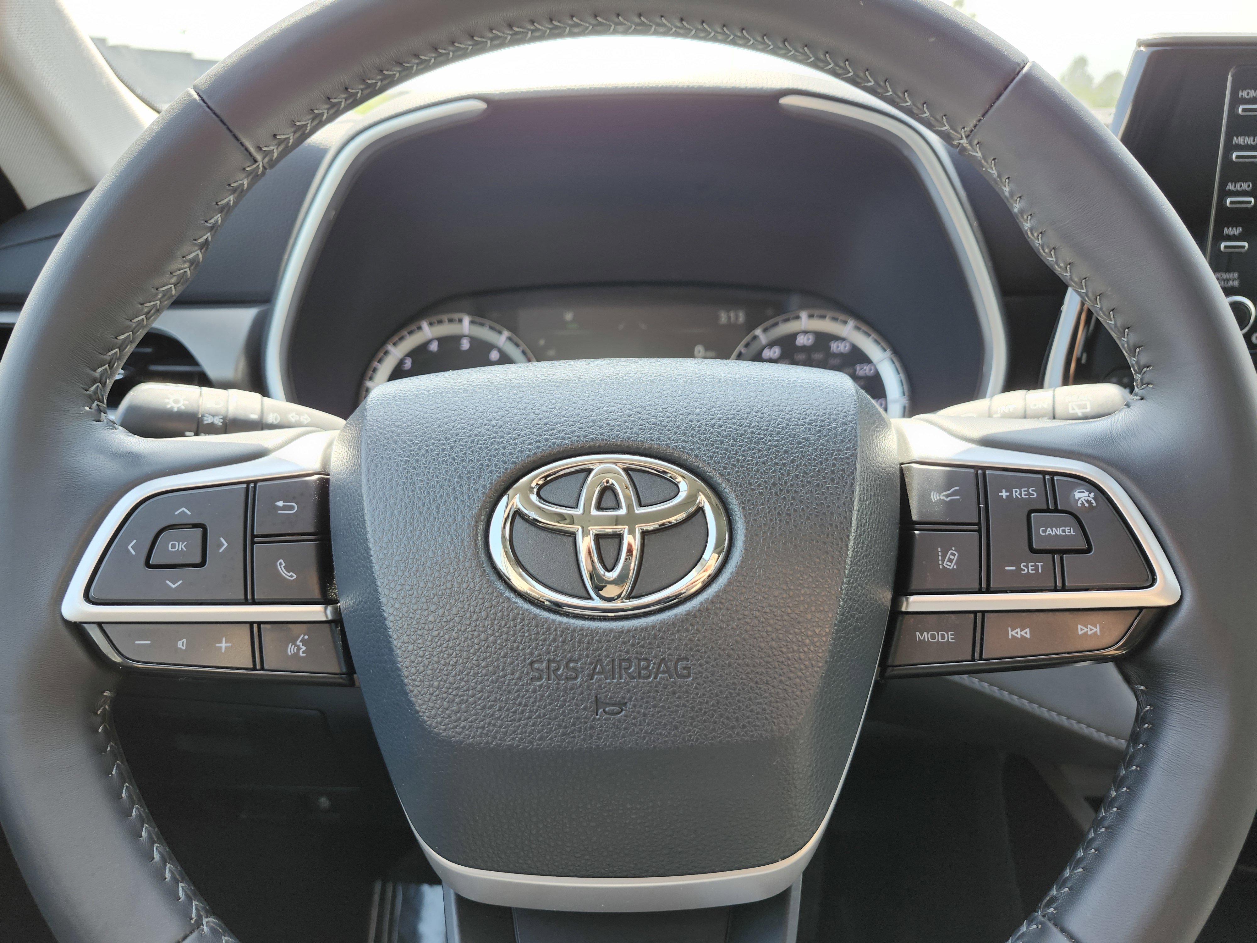 Used 2022 Toyota Highlander XLE AWD/4WD image 32