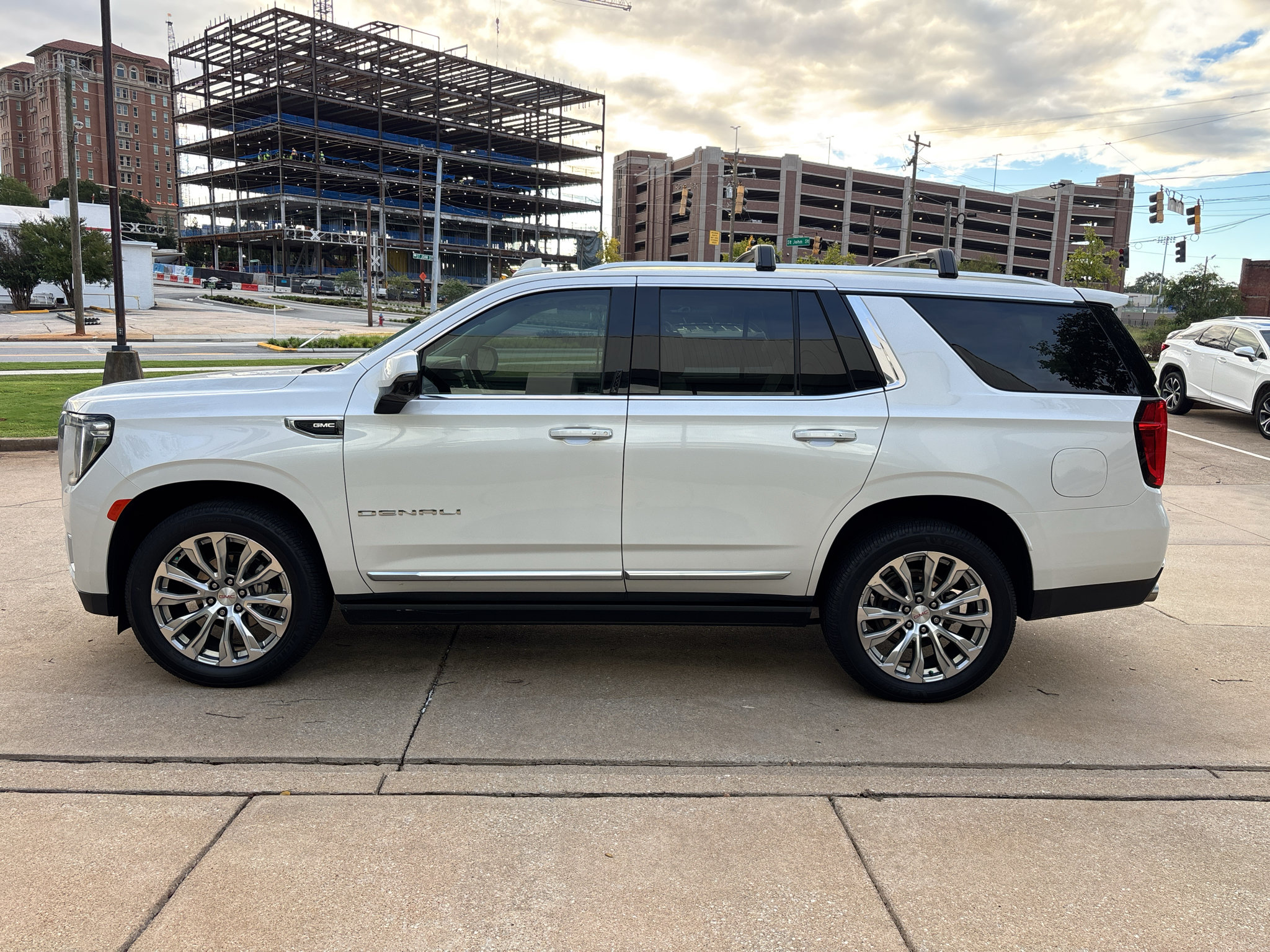 Used 2023 GMC Yukon Denali AWD/4WD image 5