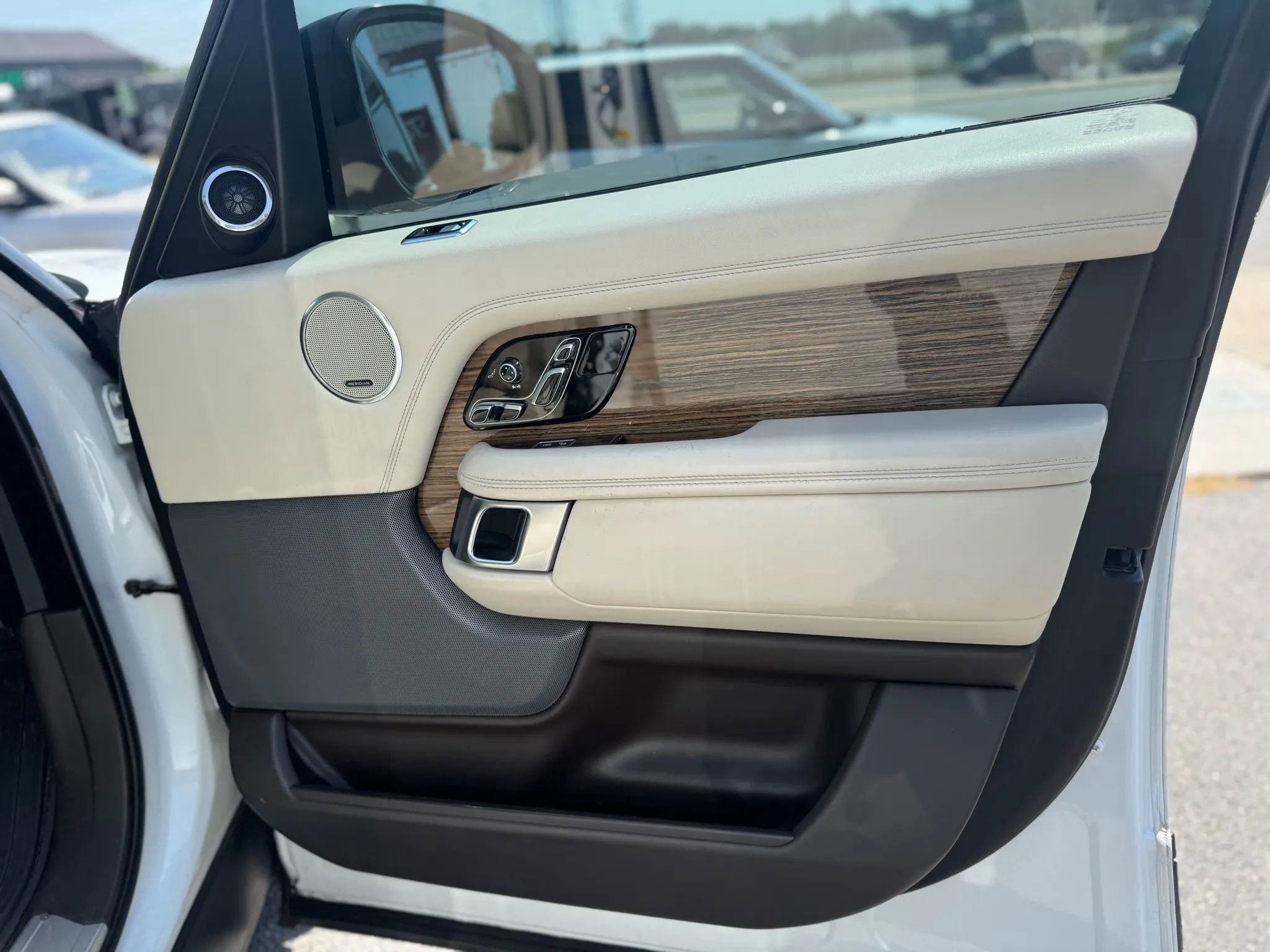 Used 2019 Land Rover Range Rover HSE image 9