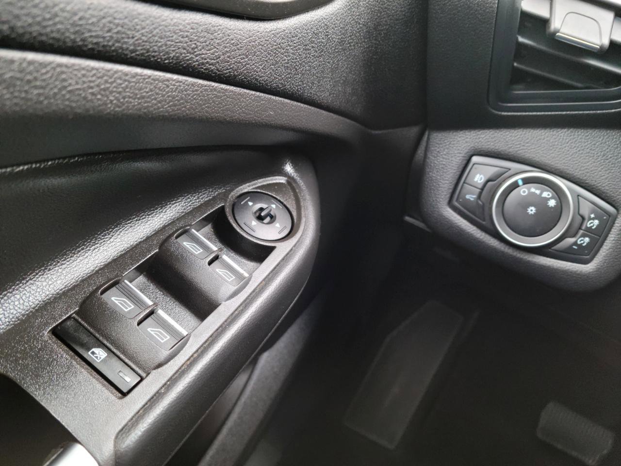 Used 2019 Ford Escape SE image 12