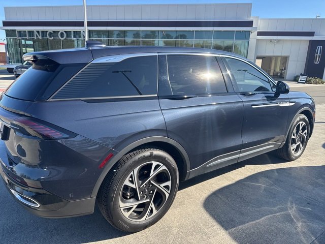 Used 2024 Lincoln Nautilus Premier image 3