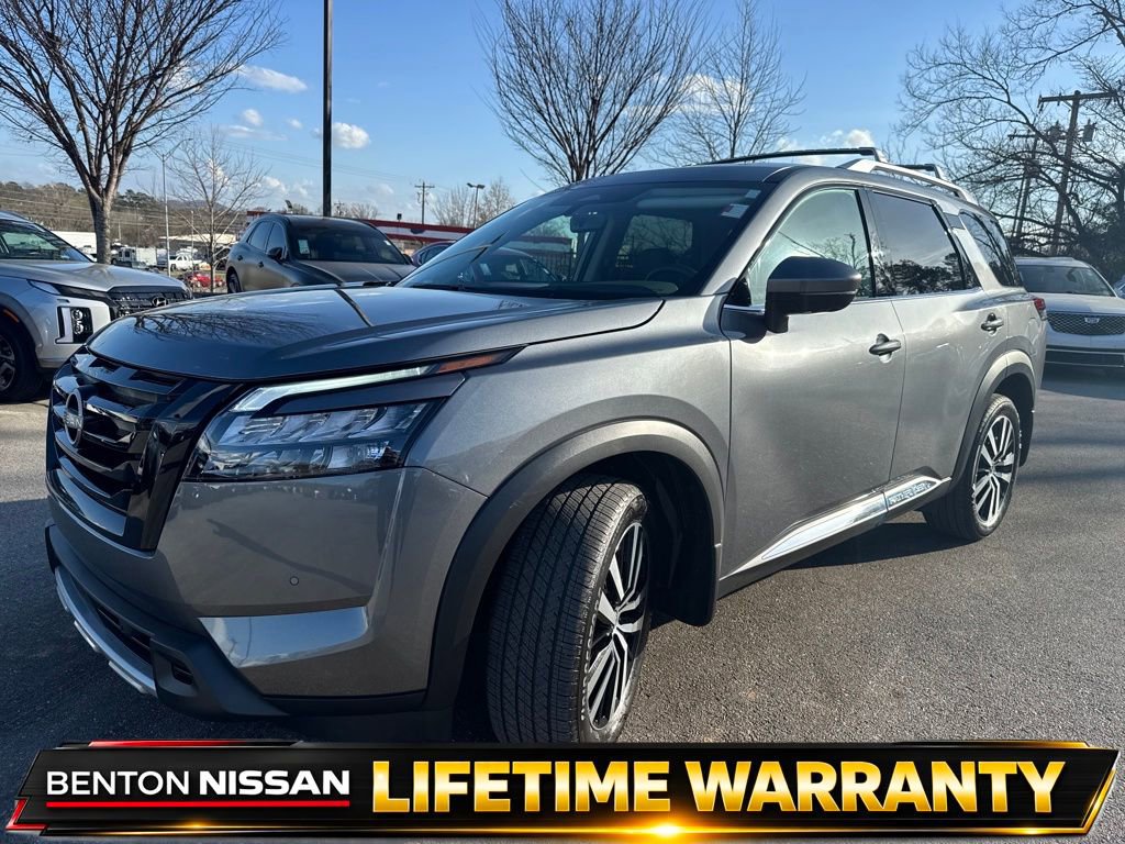 Used 2025 Nissan Pathfinder Platinum w/ Black Appearance Package image 4