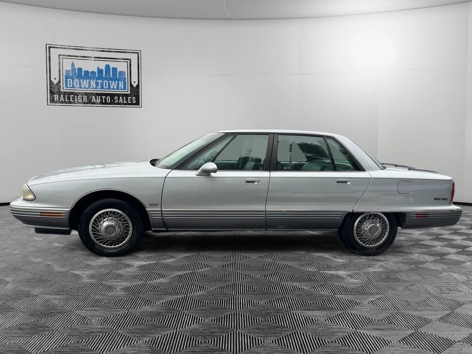 Used 1992 Oldsmobile Ninety-Eight Regency Elite image 7