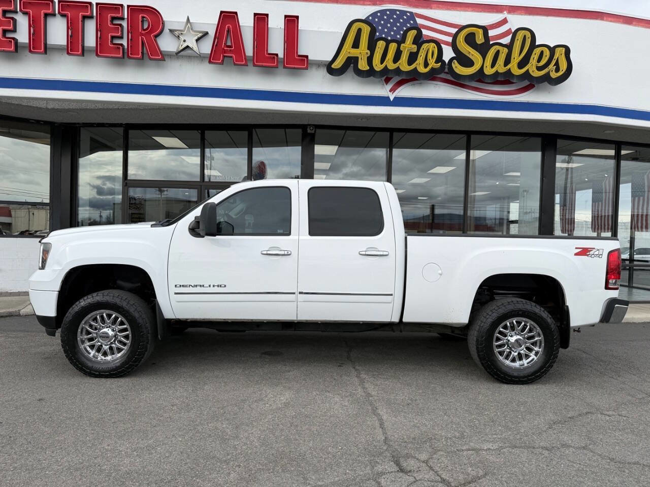 Used 2013 GMC Sierra 2500 Denali w/ Suspension Package, Off-Road AWD/4WD image 8