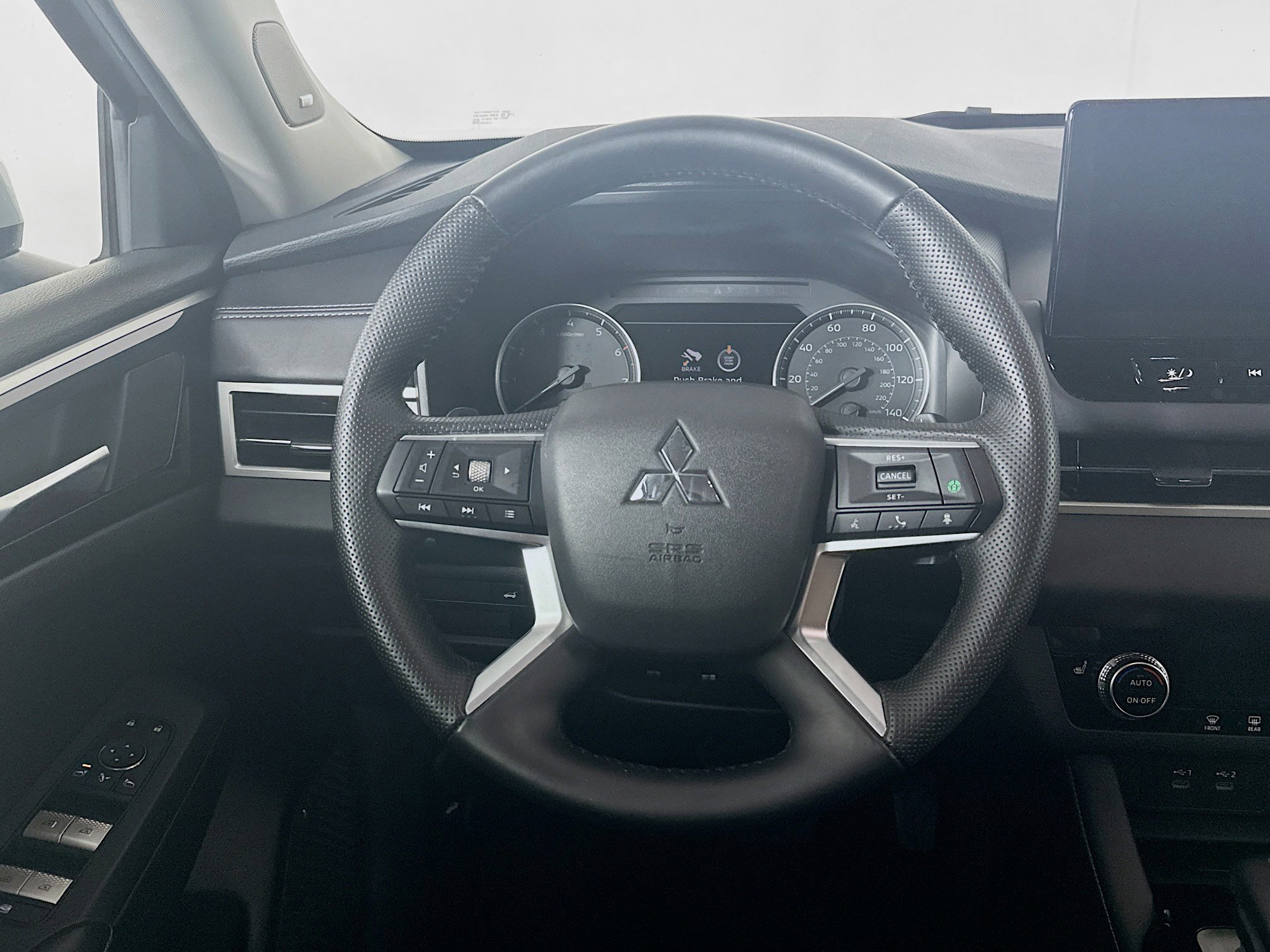 Used 2025 Mitsubishi Outlander SE image 18